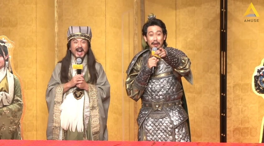因記者會現場只有兩名演員，大泉洋（右）現場要求記者不准中途離場，還抓包有攝影晚開機。（翻攝自AMUSE YouTube頻道）