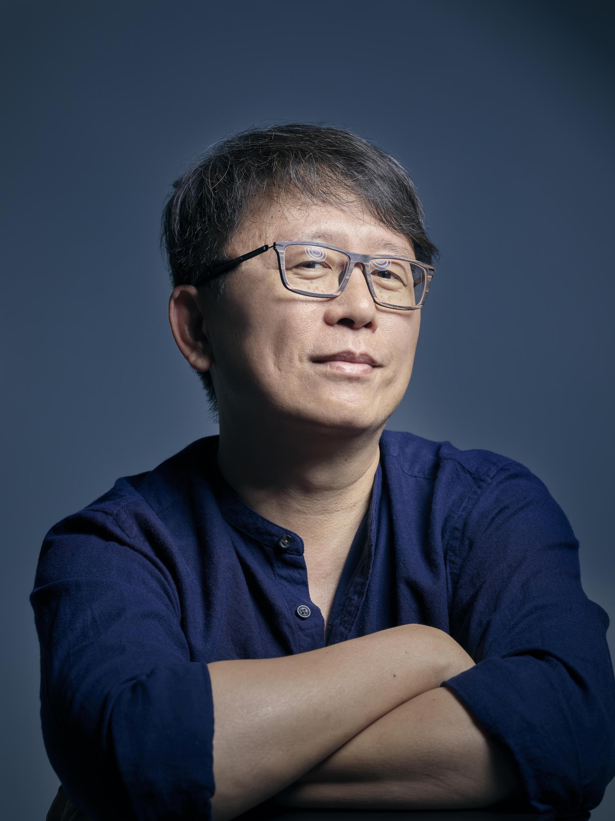 紀錄片導演楊力州近距離與陳錫煌大師相處,花了十年拍攝紀錄片《紅盒子》。(陳又維攝)