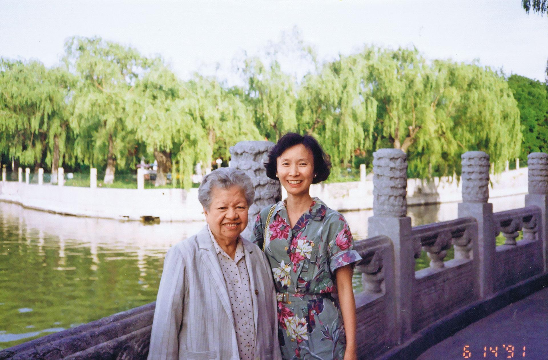 與婆婆林富香(左)的好交情,張杏如(右)形容自己是嫁入「好門」。(張杏如提供)