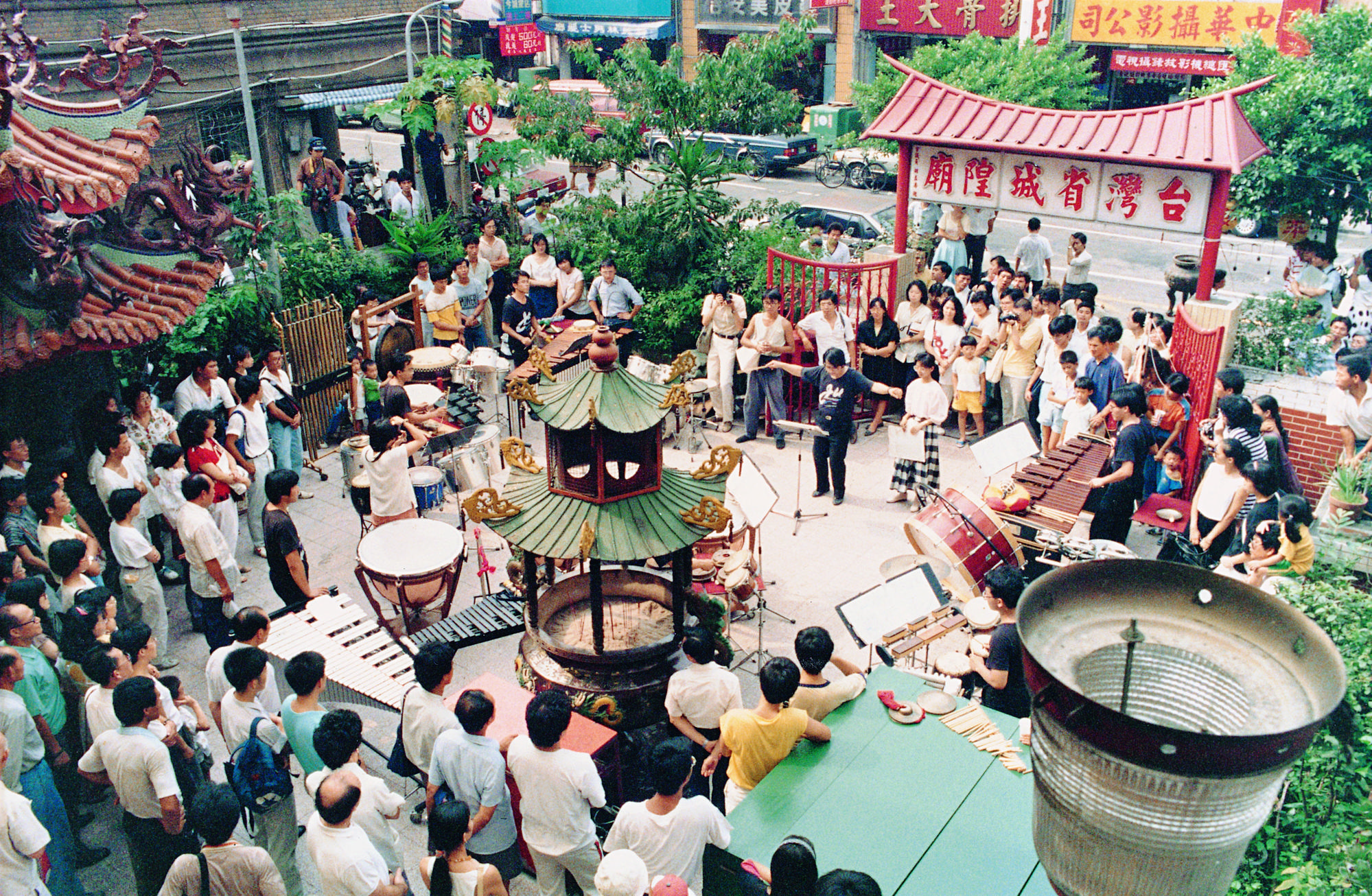 1987年時暫時離開舞臺計畫,於臺北霞海城隍廟進行戶外公演,讓打擊樂更平易近人的接觸大眾。