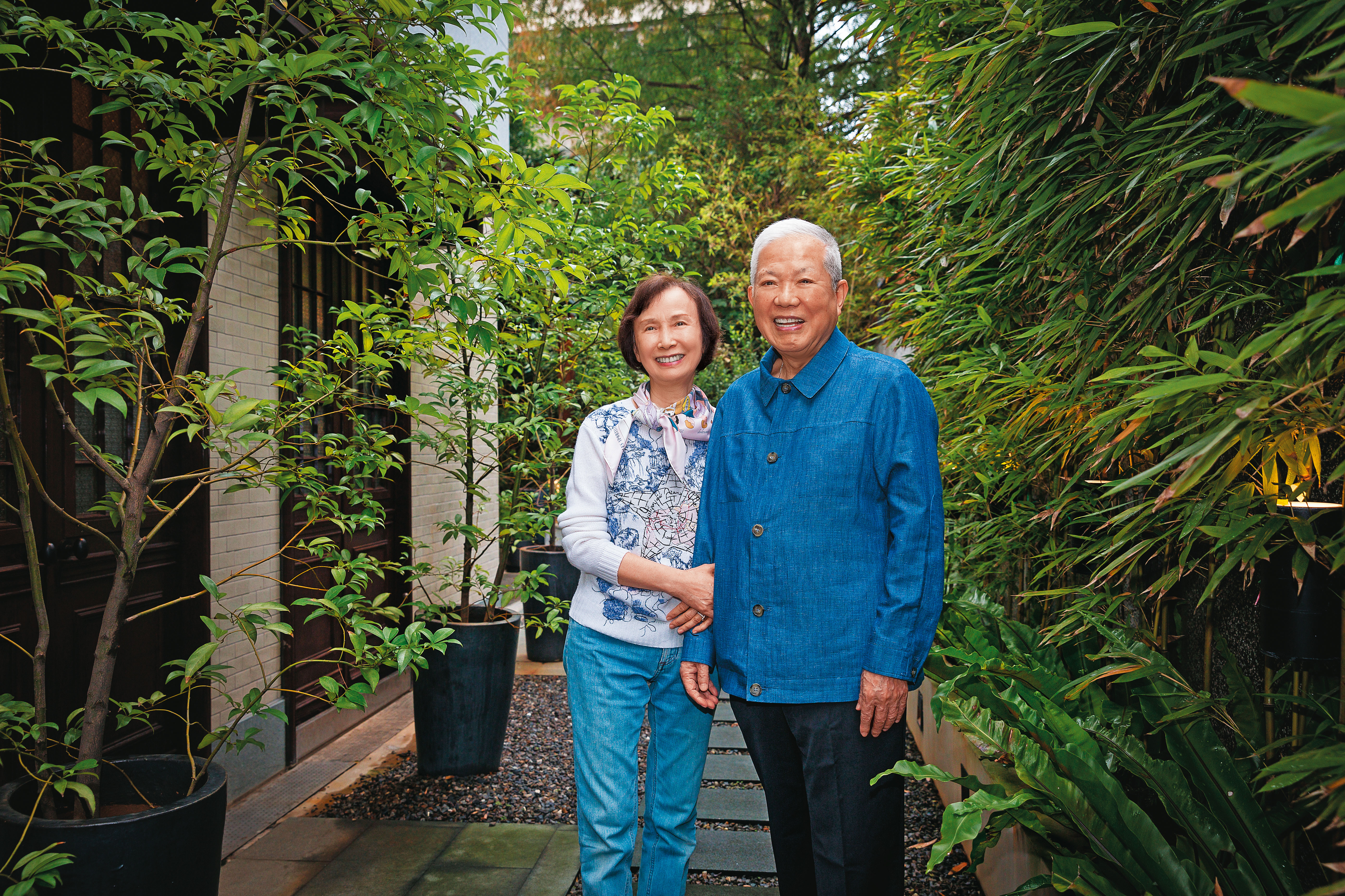 何壽川（左）、張杏如（右）在山海樓餐廳接受本刊訪問，展現2人鶼鰈情深的一面。