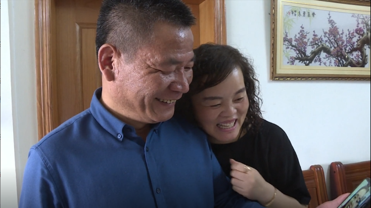 超商老闆夫婦多年來幫助百名弱勢學童。(翻攝自《蟹視頻》)