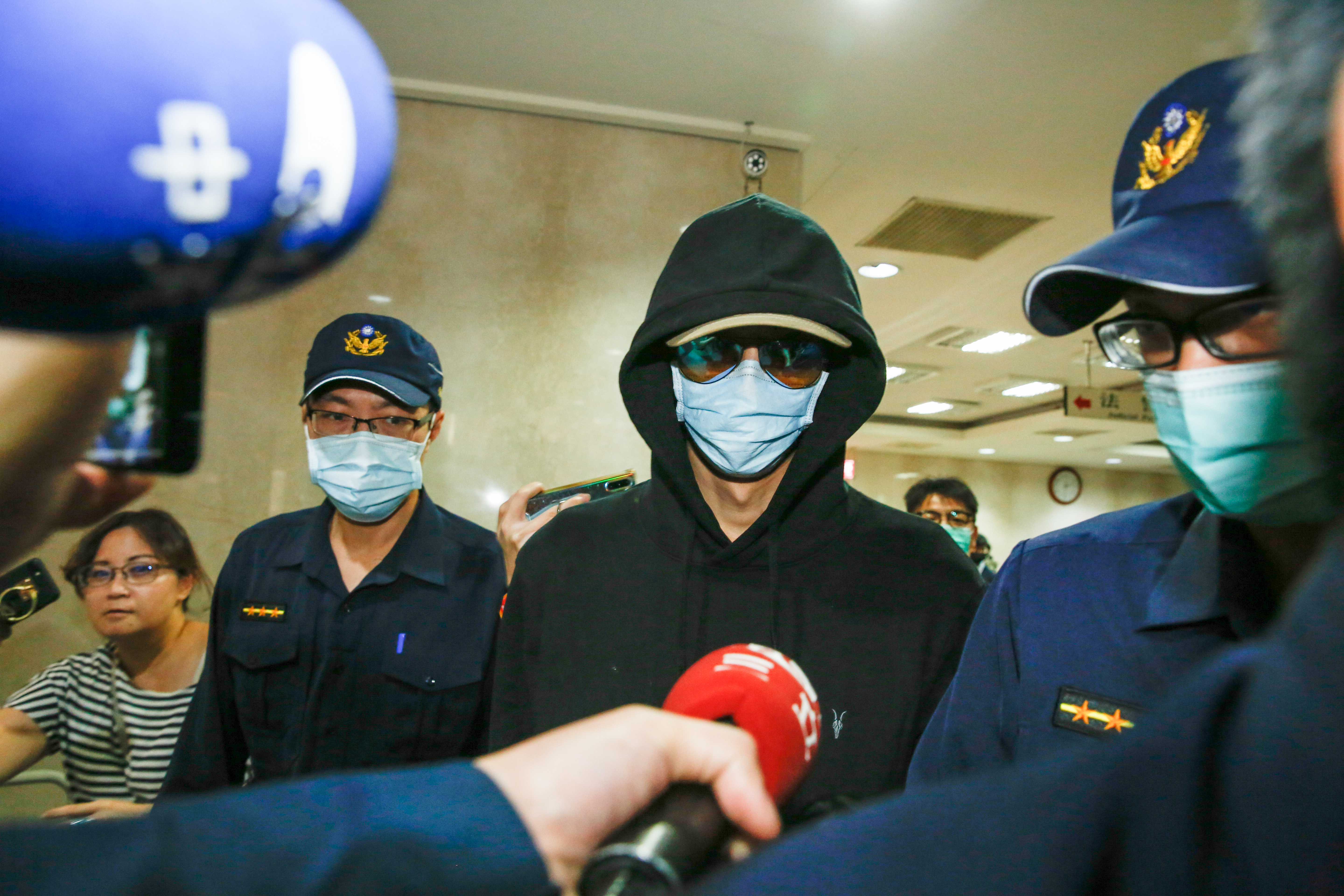 陳艾琳老公顏庭笙遇臨檢持大麻遭逮，3萬交保閃躲媒體。