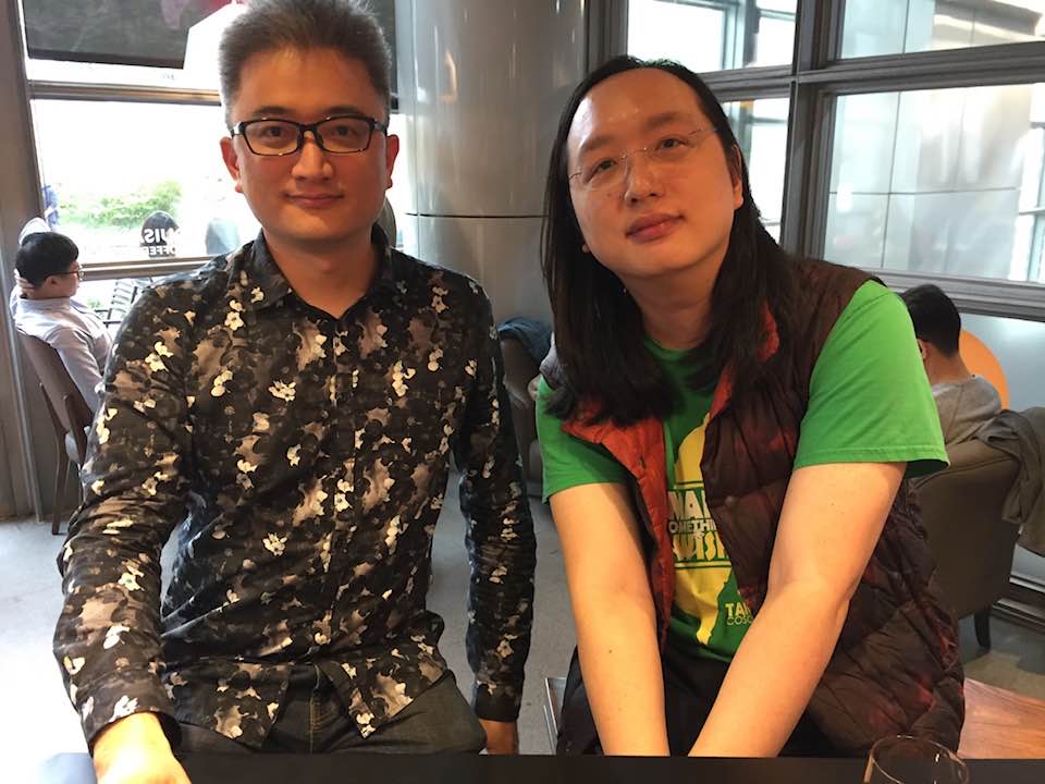 杜奕瑾(左)2017年與數位政委唐鳳(右)一起喝咖啡並談論創業構想。