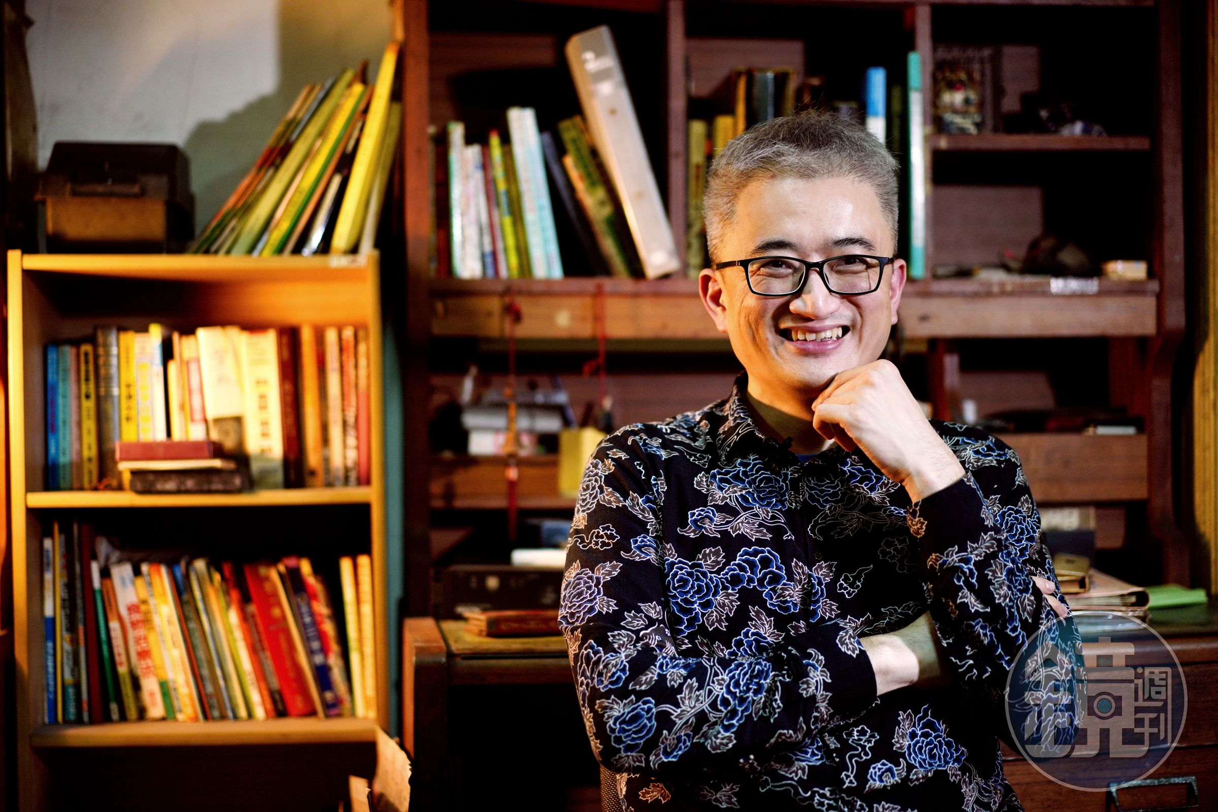 杜奕瑾身後就是小學、國中時的書桌。