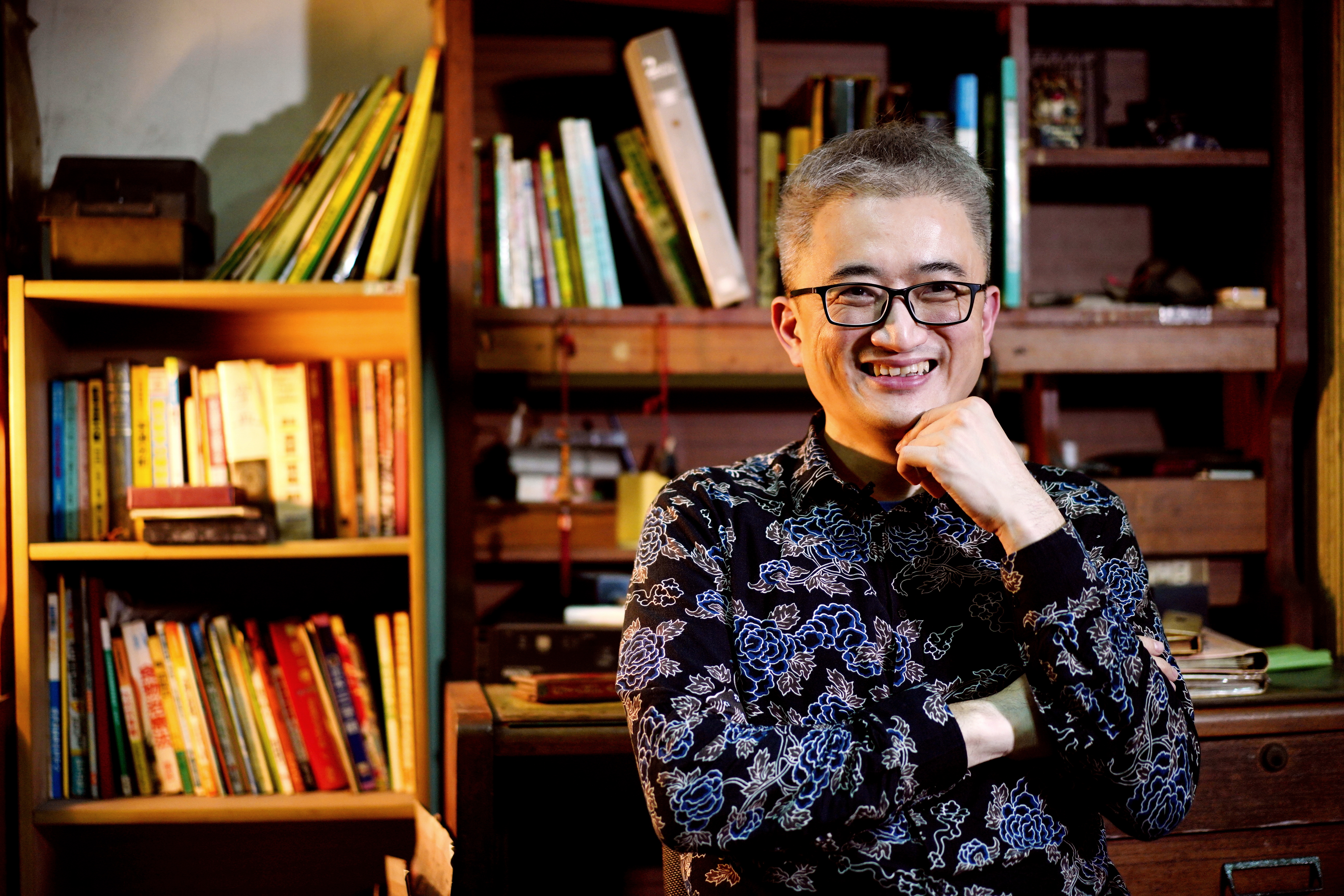 杜奕瑾身後就是小學、國中時的書桌。