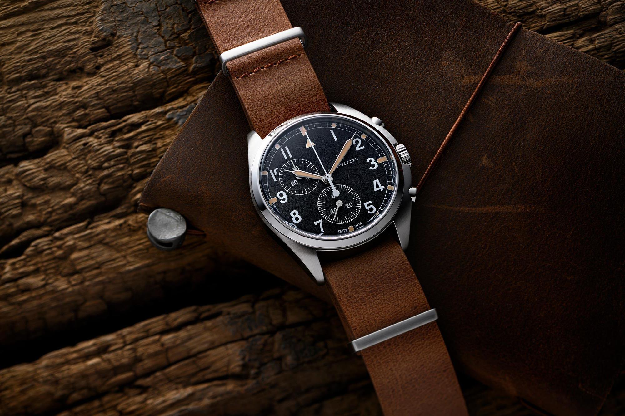 Pilot Pioneer Chrono Quartz在設計細節上延續許多W10的元素，包括軌道式刻度、三角形標誌。