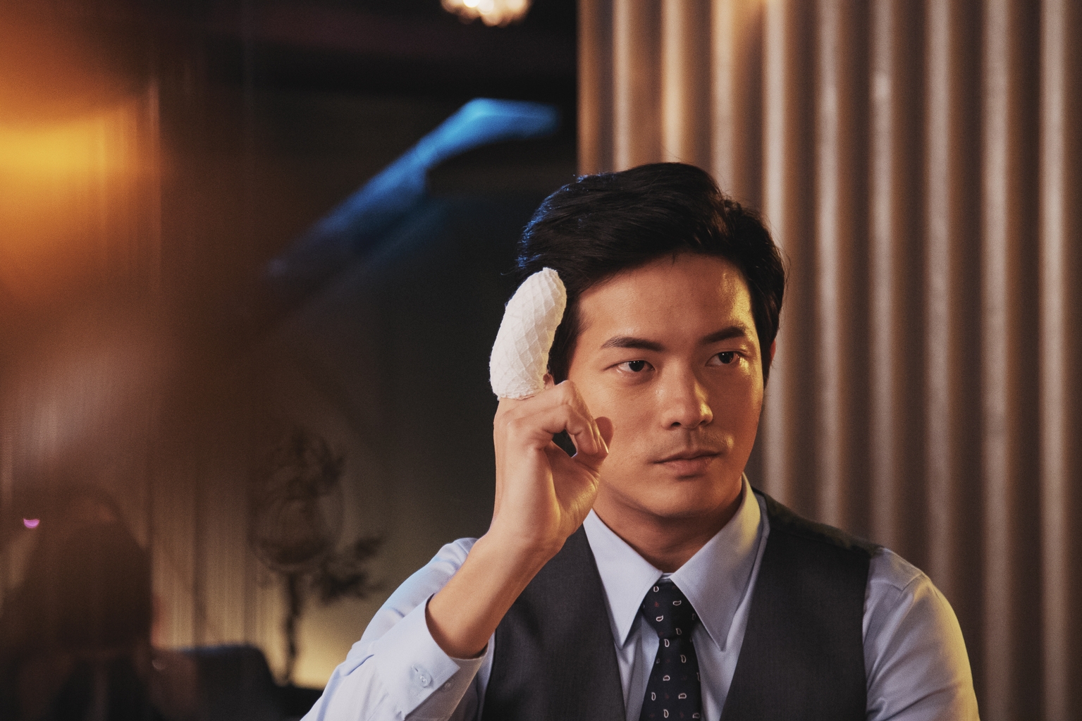 宥勝睽違小螢幕5年，新作《戒指流浪記》他扮演的精算師要與女友求婚，卻把婚戒不慎遺落在捷運車廂。（WarnerMedia提供）