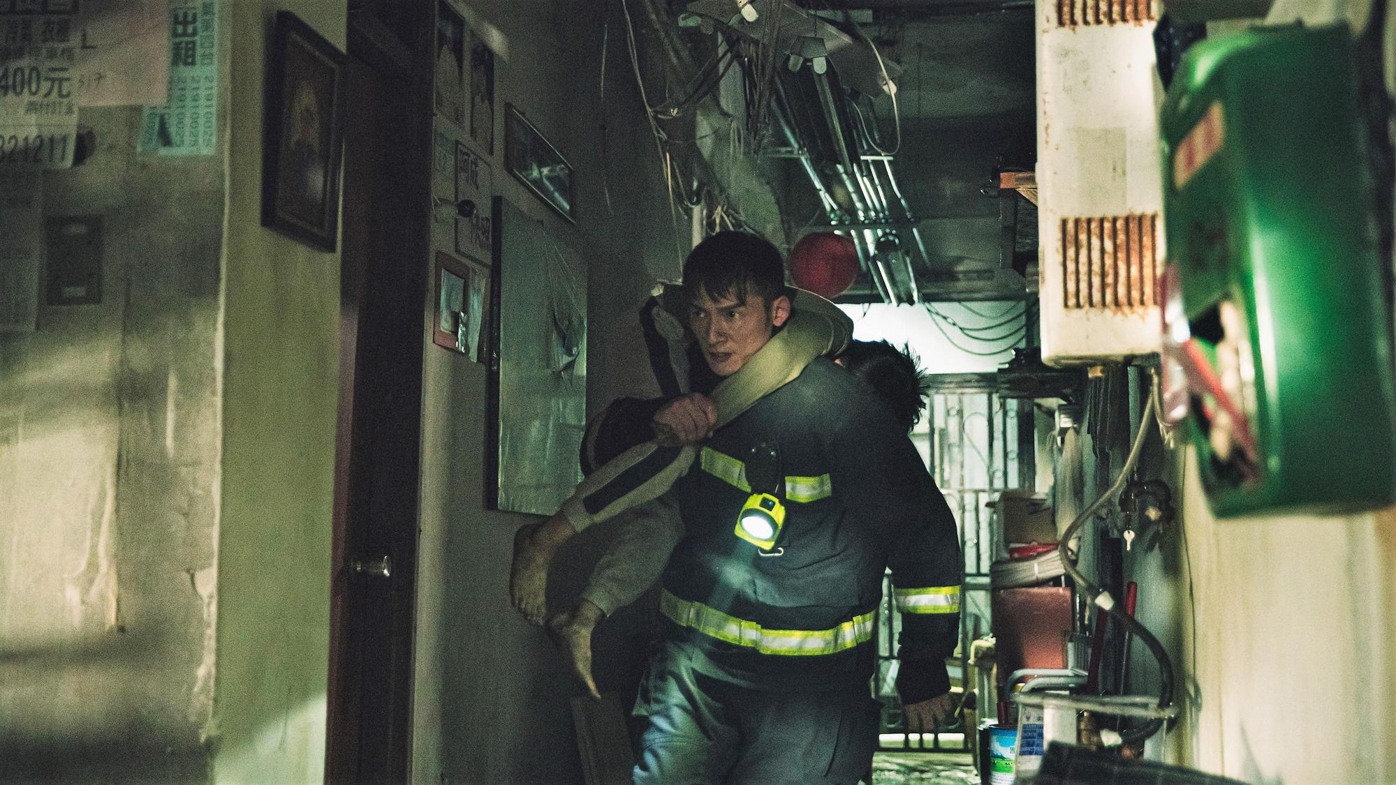 溫昇豪在《火神的眼淚》中出入火場肩扛命危男孩。(公視提供)