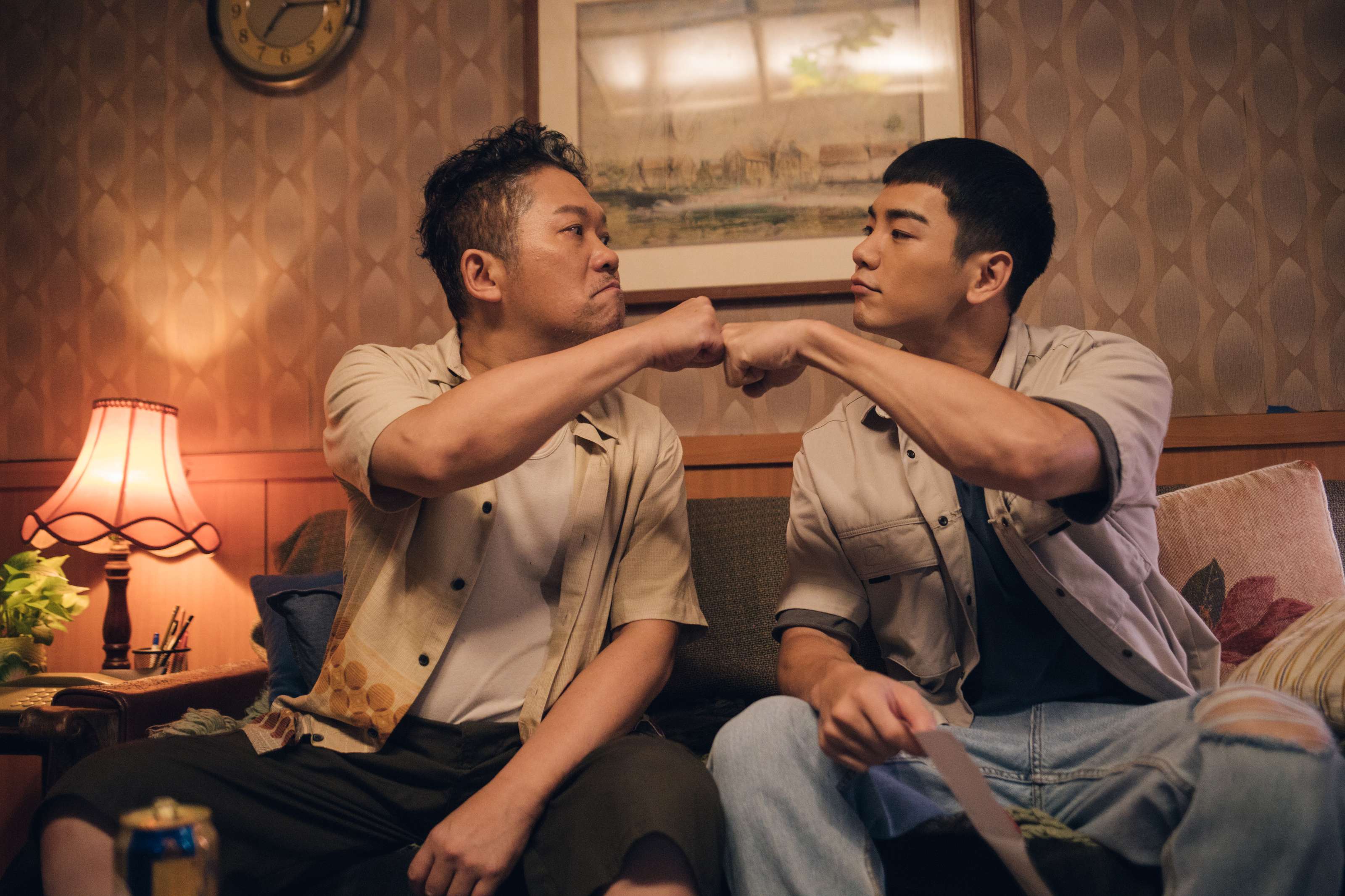 公視賀歲喜劇《白日夢外送王》卜學亮、禾浩辰劇中飾演感情好、相依為命的父子。(公視提供)