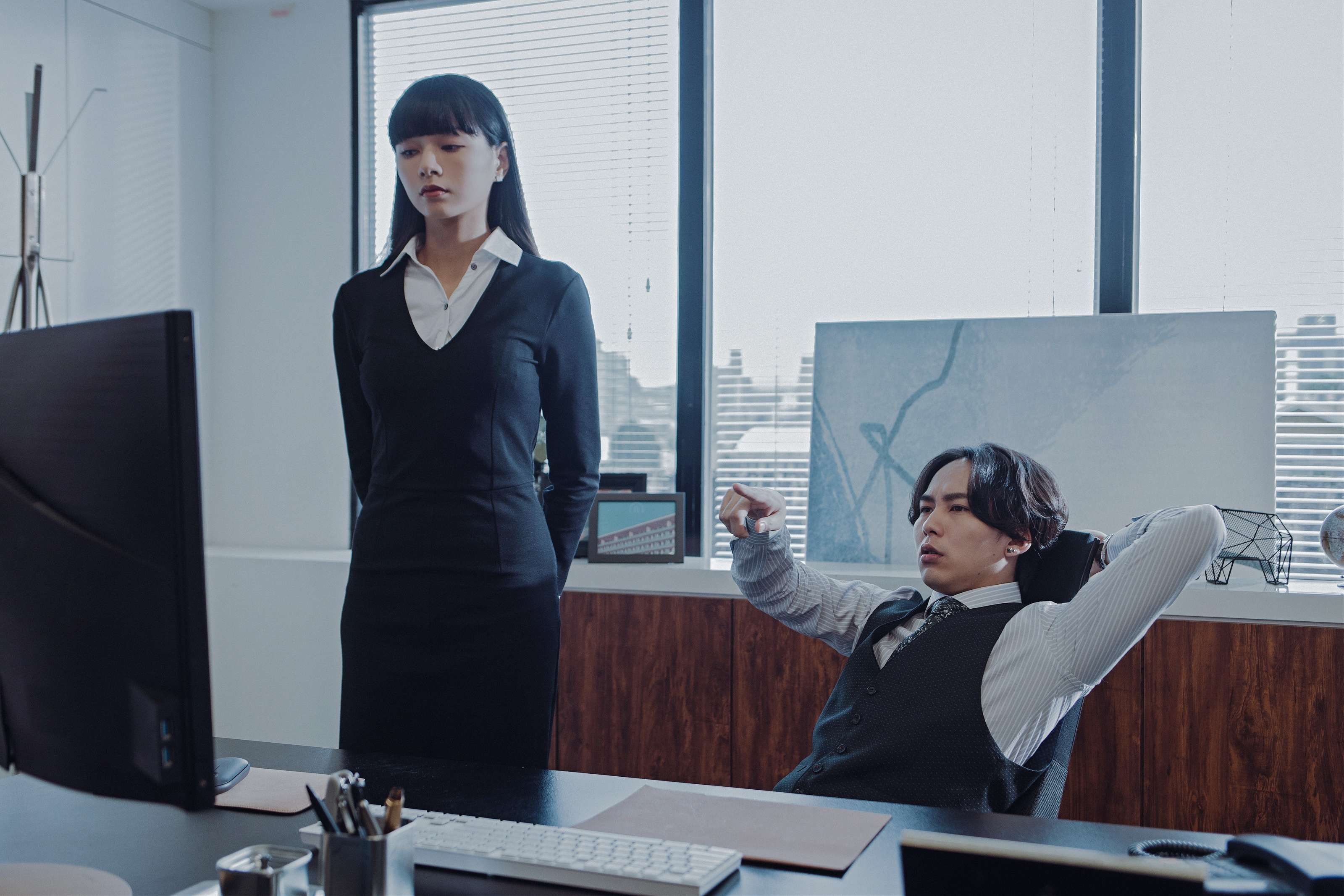 「微風女神」郭源元、巫建和主演公視賀歲喜劇《白日夢外送王》。（公視提供）