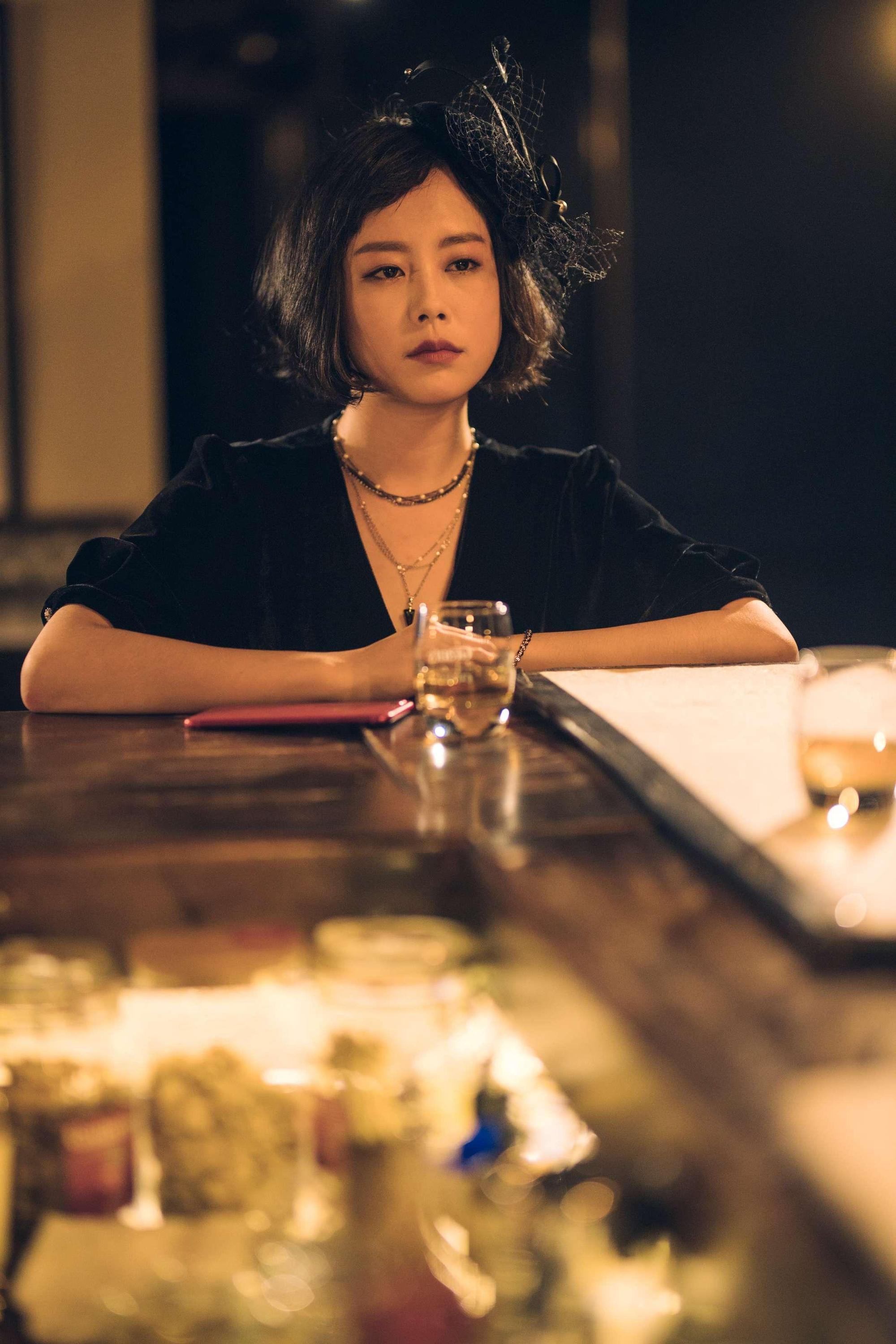 公視賀歲動作喜劇《白日夢外送王》孔子第76代子孫、新生代演員孔令元詮釋高冷的Youtuber。(公視提供)