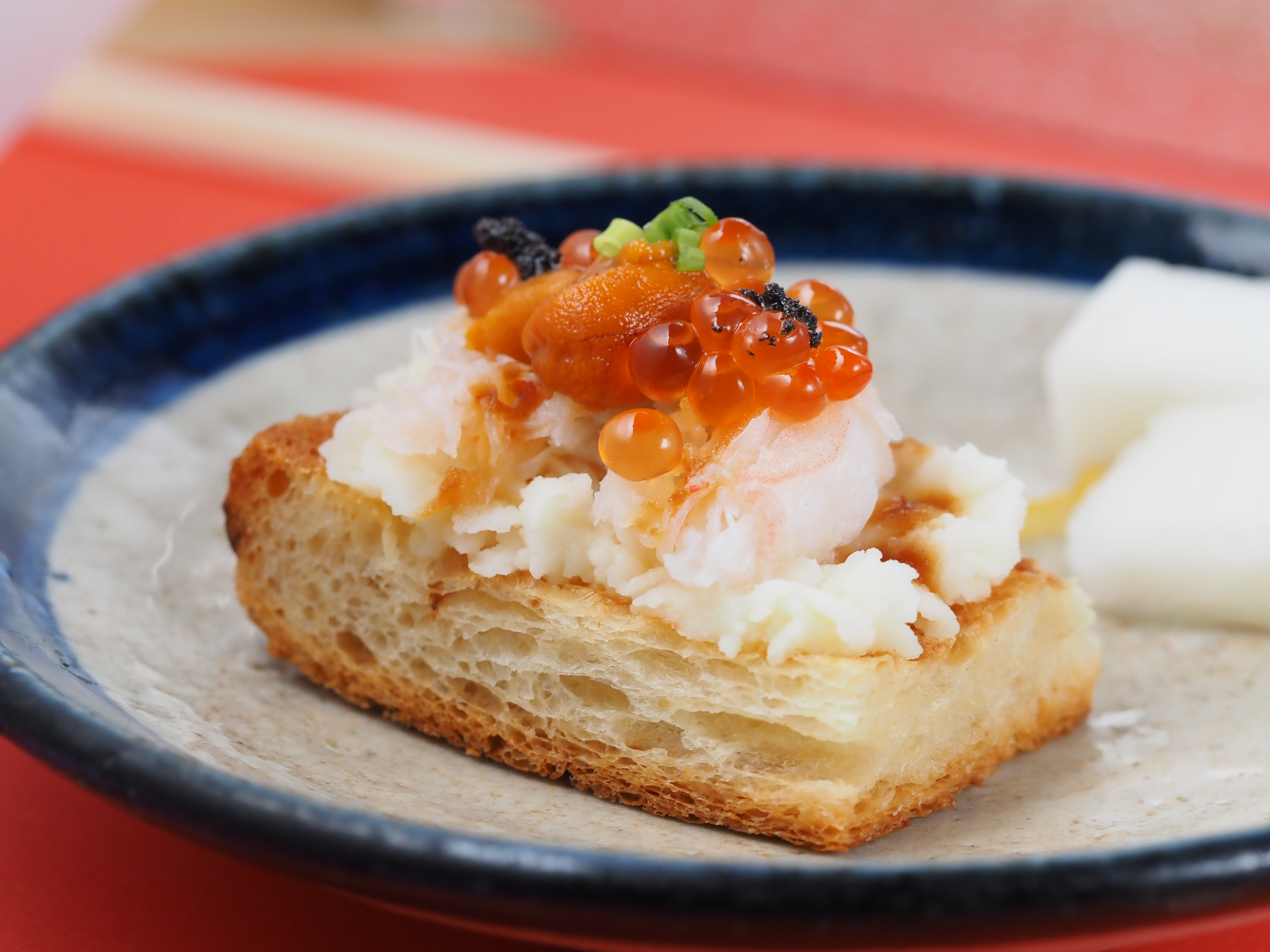 烤得酥酥脆脆的丹麥土司，放上薯茸、鳥取松葉蟹，再疊海膽跟鮭魚卵，這日式Finger Food讓感官很忙，逼逼啵啵滑滑嫩嫩酥酥香香，吃完馬上懷念。
