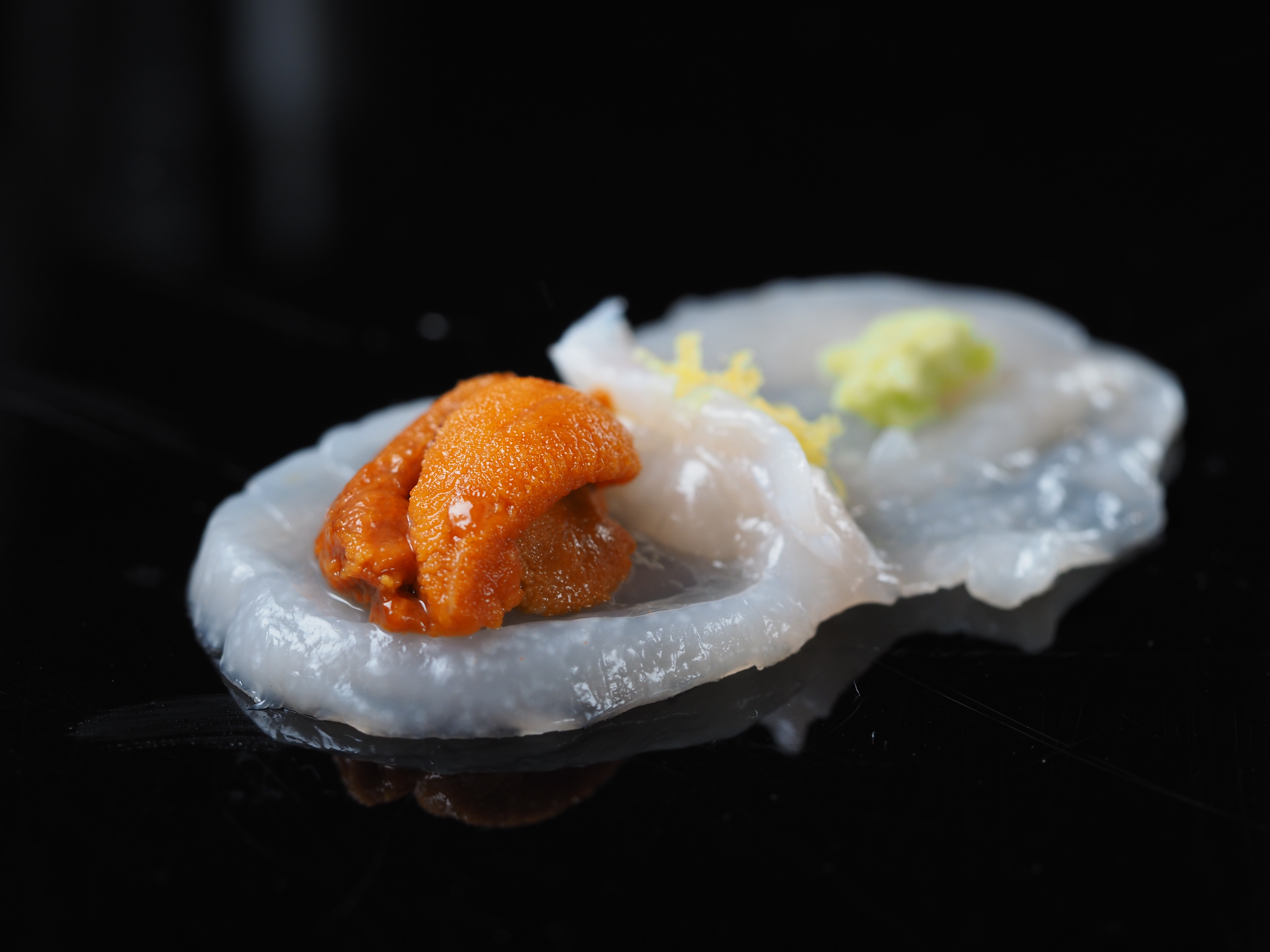 北海道干貝和馬糞海膽，上頭放點大葉、台灣黃檸檬皮和汁，清爽酸甜好像初戀。（套餐菜色）