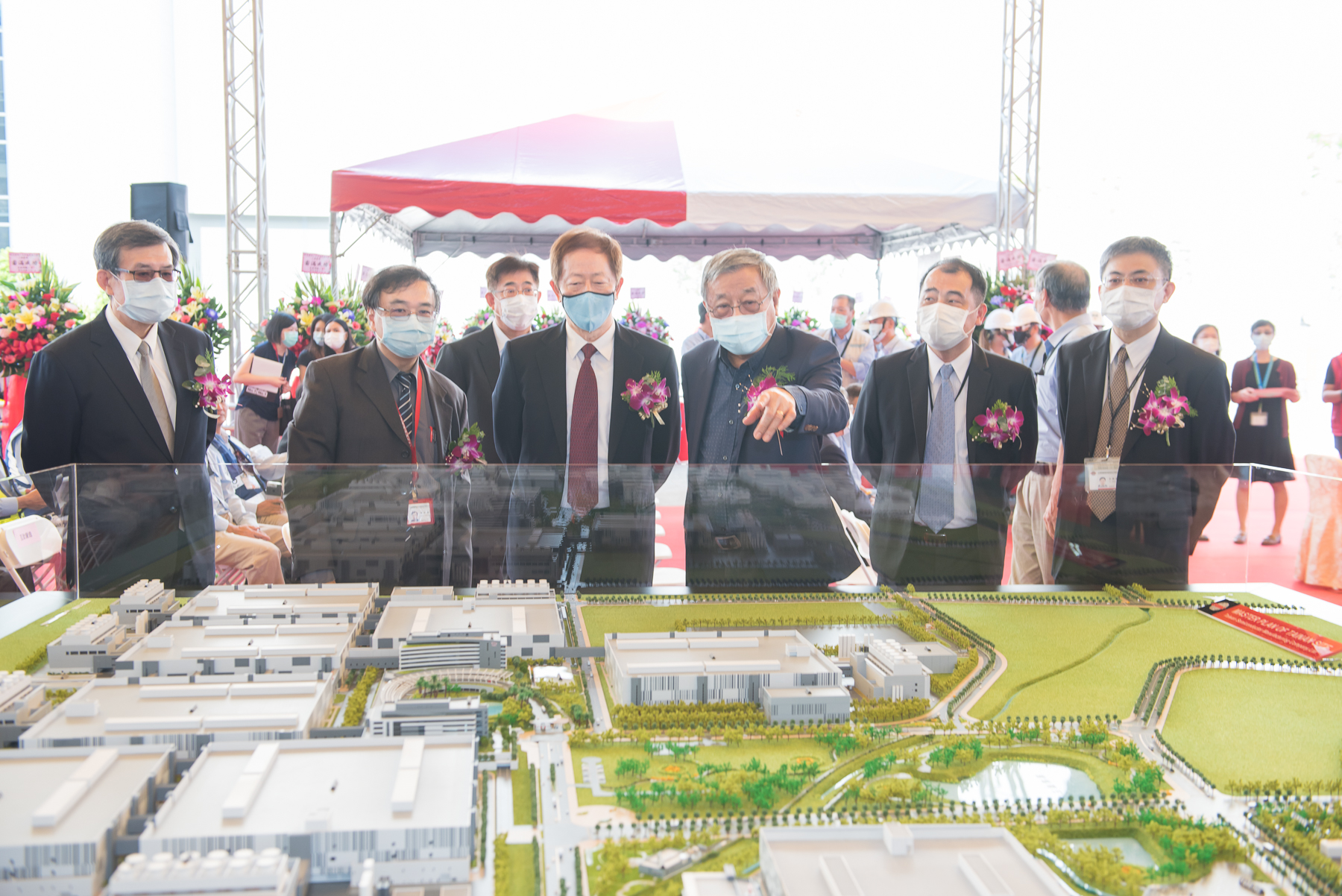 劉德音董事長(左三)及潘冀建築師(右三)於會場觀看台積公司南科廠房模型。(台積電提供)