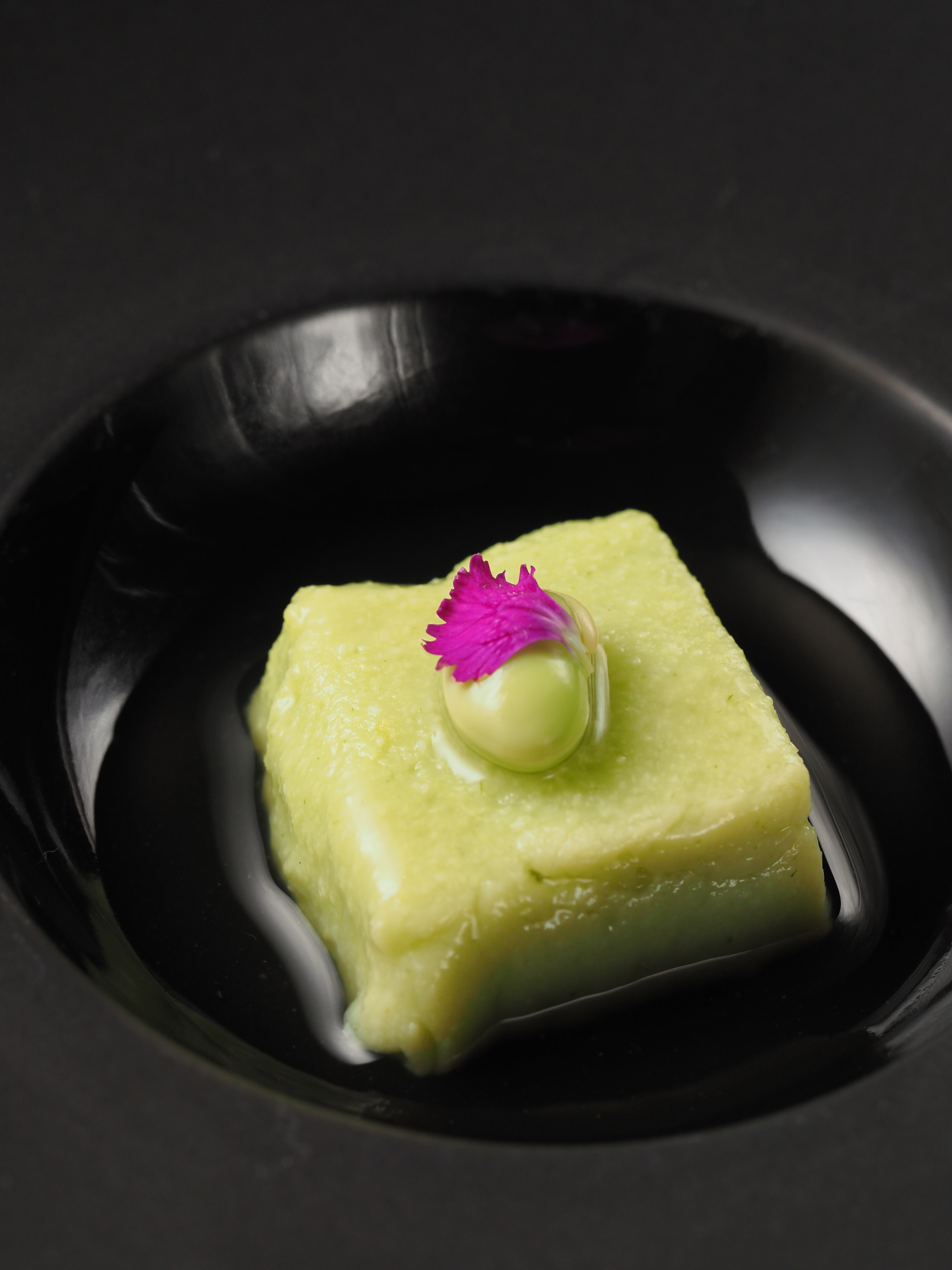 毛豆和蕨粉煉成的「枝豆豆腐」Ｑ中有豆香，還藏著海潮氣，原來是加了鮑魚肝高湯。（套餐菜色）