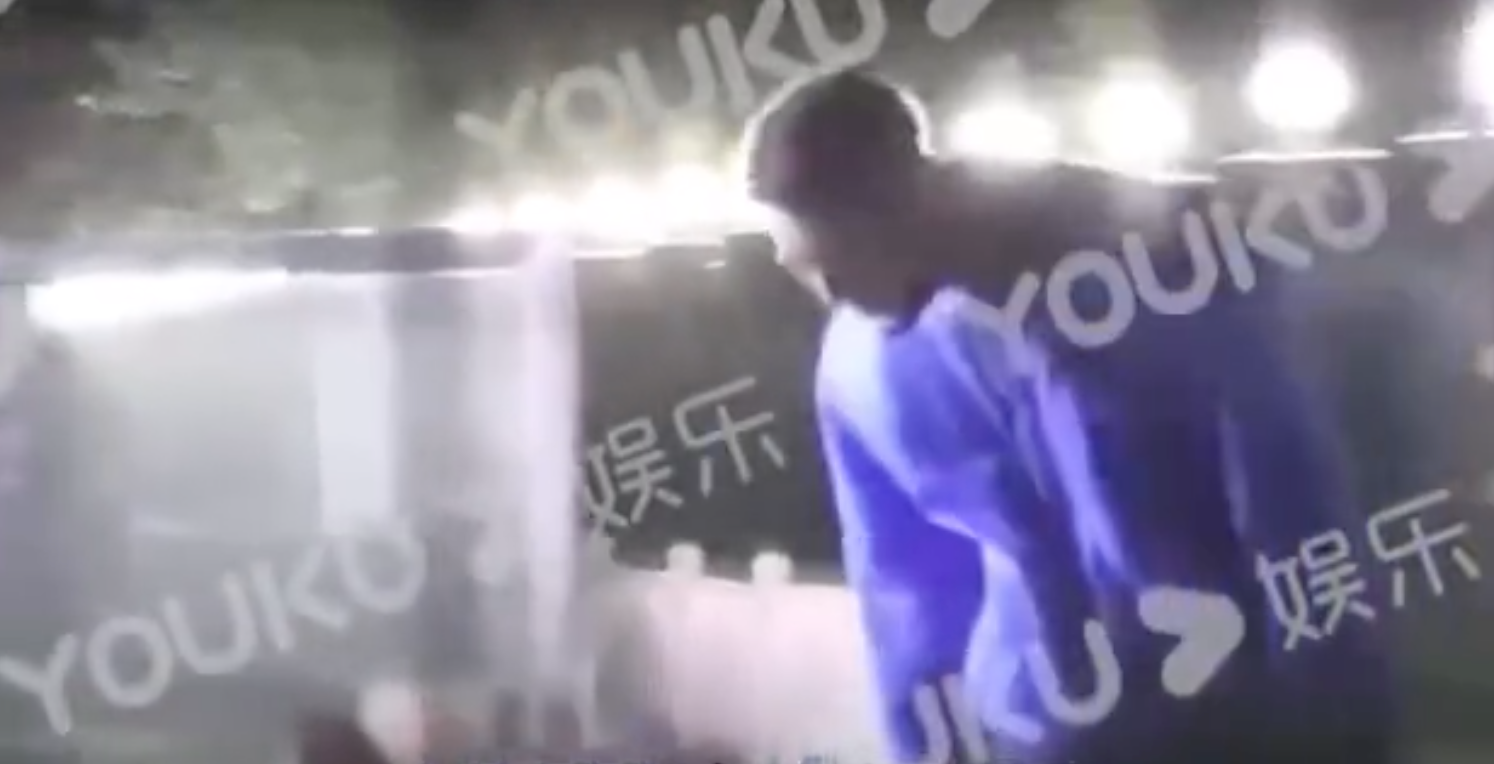 賴冠霖隨地吐痰的行為引起網友反感。(翻攝優酷影片)