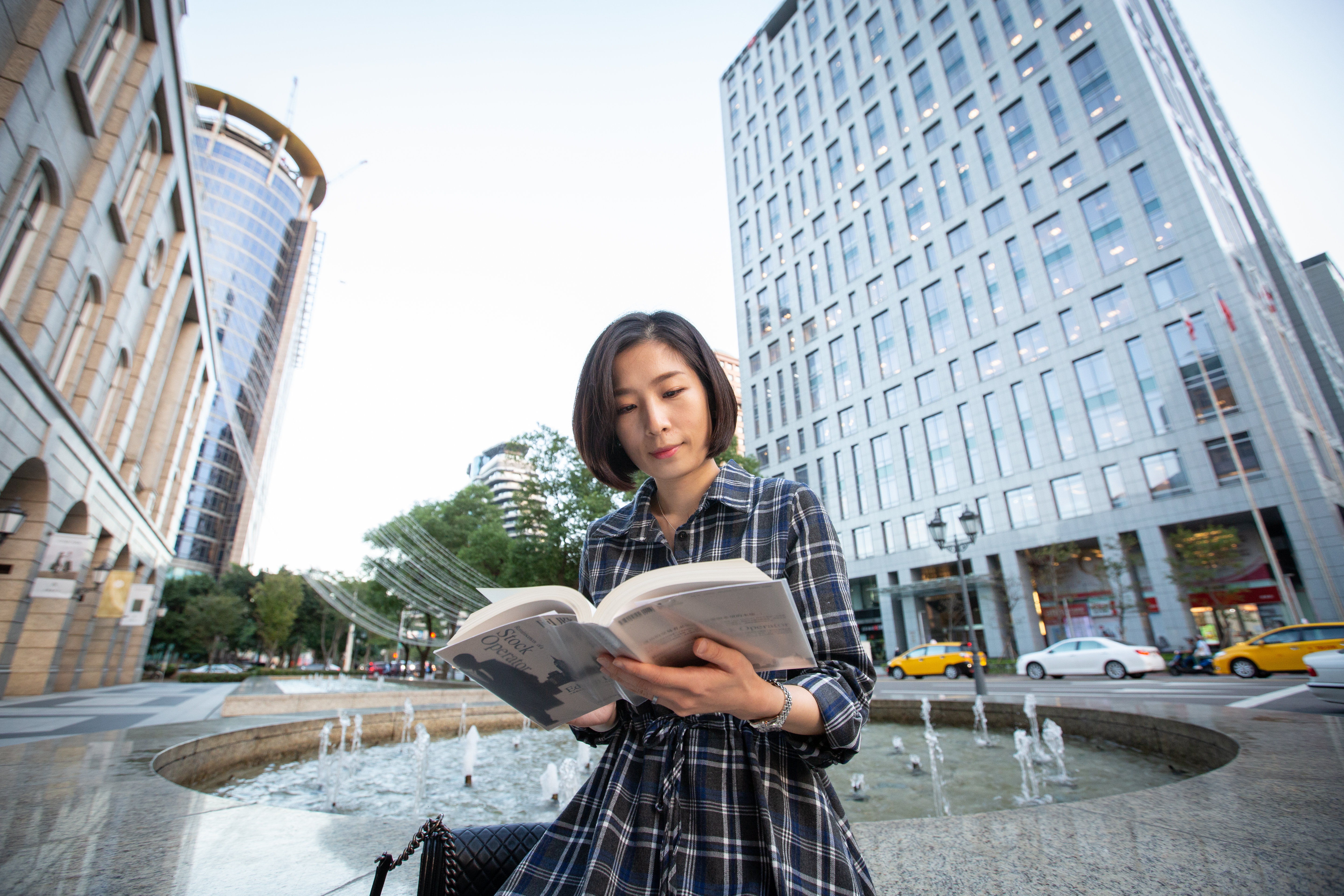愛看書的Jenny，每天除了閱讀，一定會簡單瀏覽一下財經新聞。