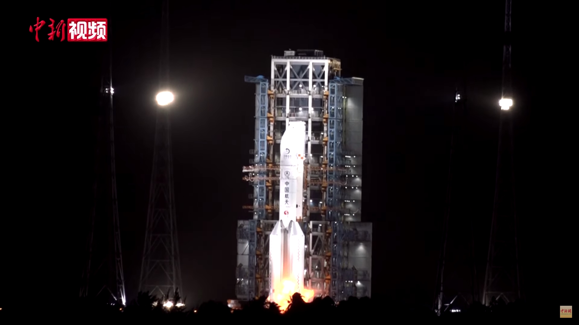 中國今成功發射「嫦娥5號月球探測器」,預計於3天後登陸月球,並採集約2公斤的月球土壤返回地球。(翻攝自中國新聞網YouTube頻道)