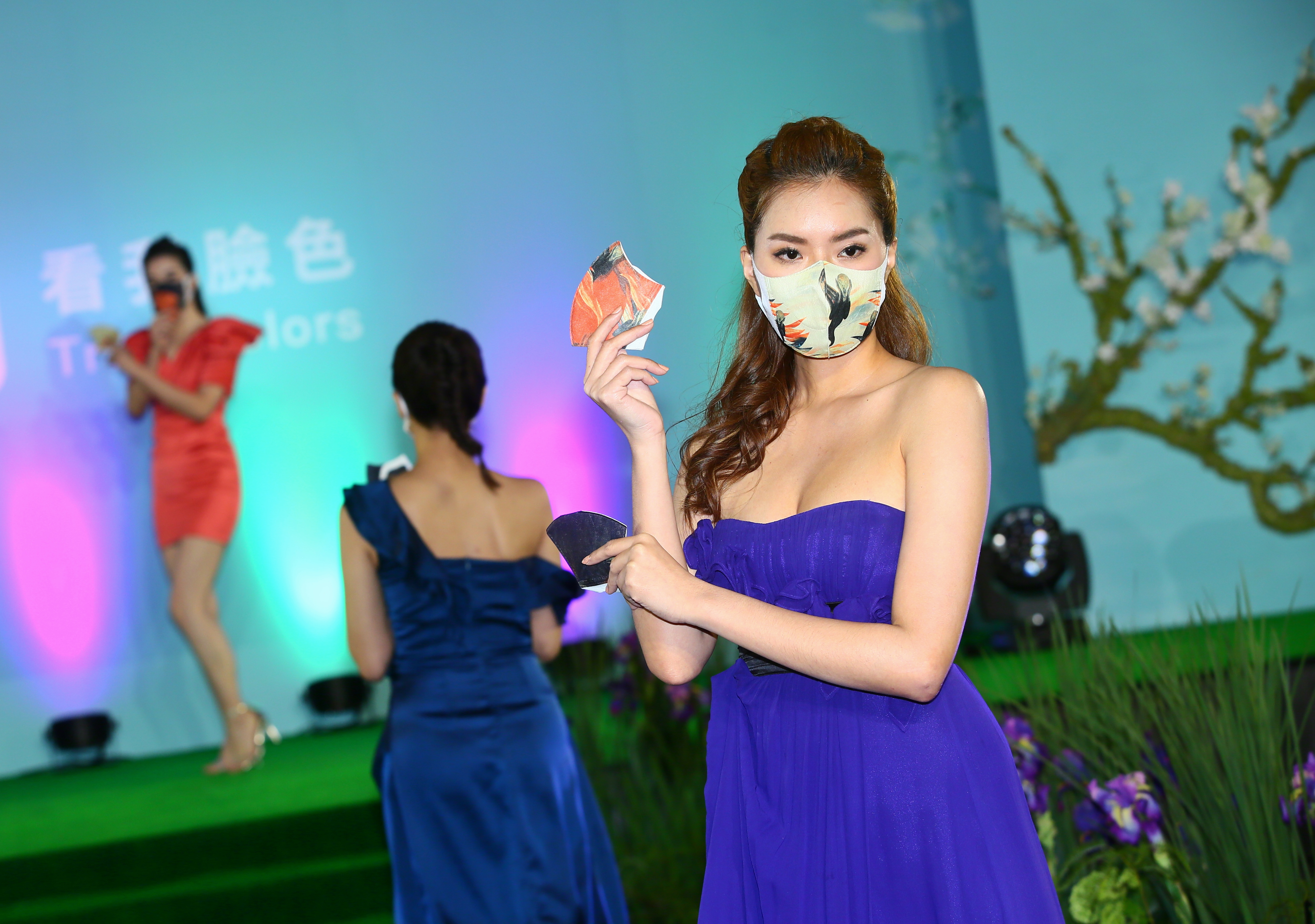 蛙蛙文創表示因政府徵收平面醫用口罩導致出貨延遲，但日前推出的名畫系列立體口罩不受影響，已按排程出貨。