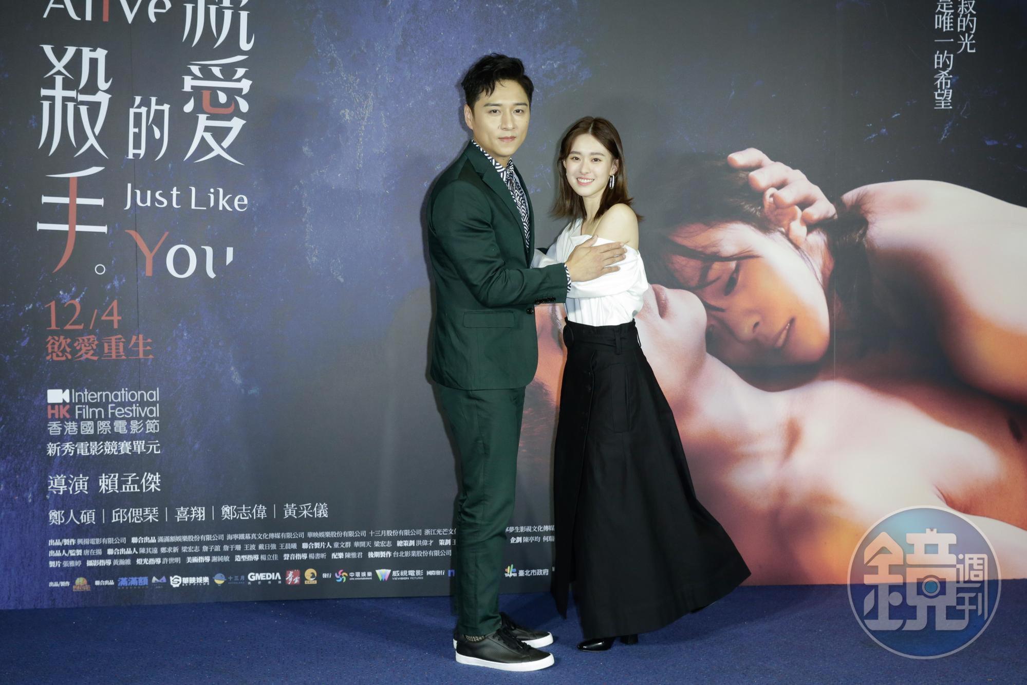 鄭人碩與年僅22歲的邱偲琹有數場親密戲,第一場先拍打手槍戲,現場還備有假陽具給邱偲琹「實際操作」。