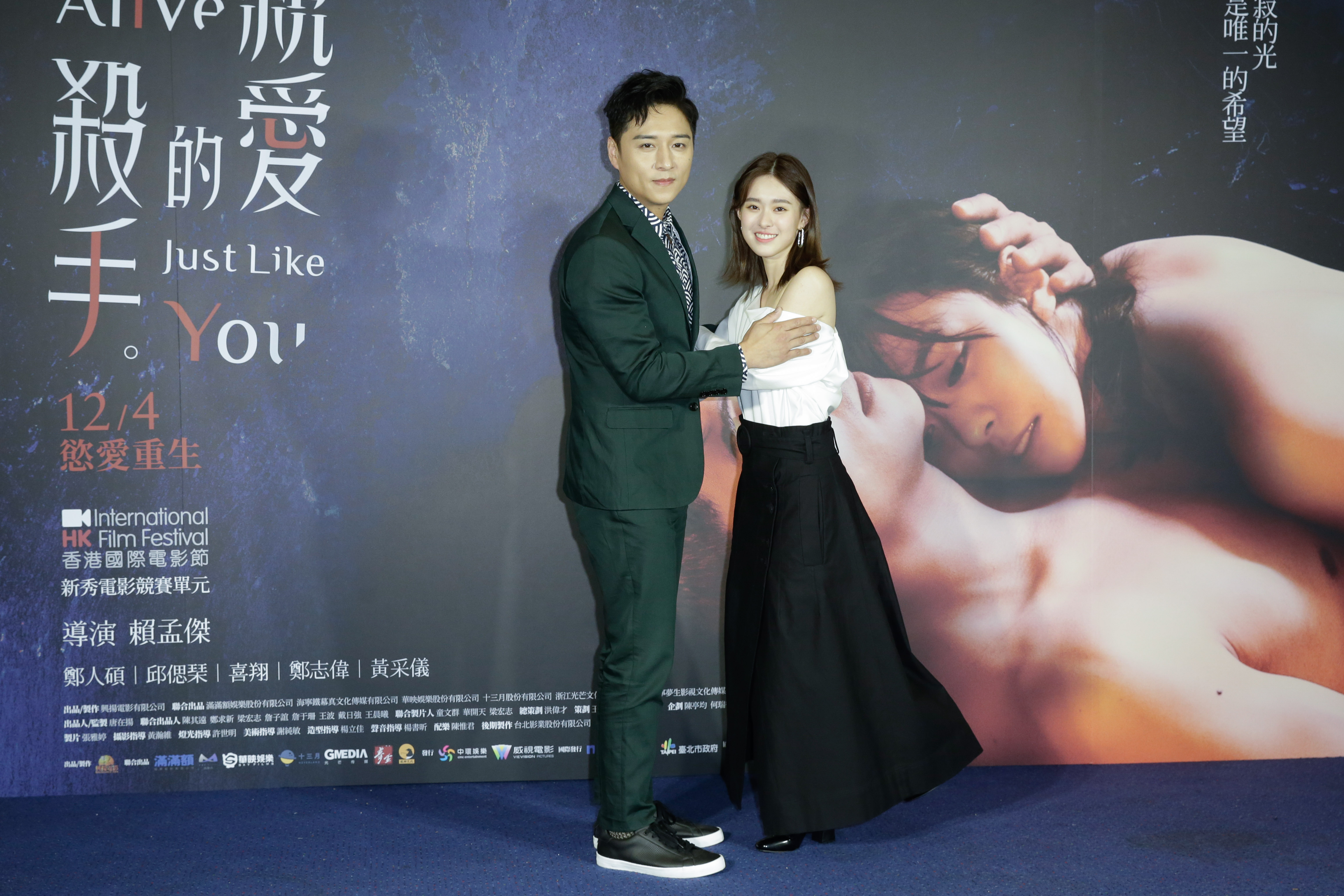 鄭人碩與年僅22歲的邱偲琹有數場親密戲，第一場先拍打手槍戲，現場還備有假陽具給邱偲琹「實際操作」。