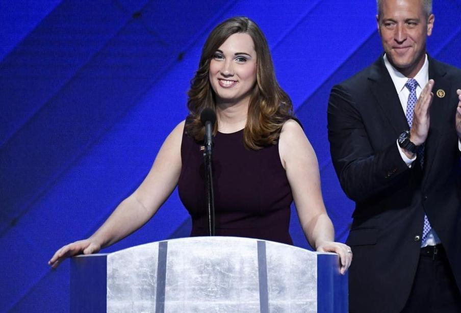 莎拉麥可布萊德（中）是美國史上第一位跨性別的州參議員。（翻攝sarahemcbride instagram）