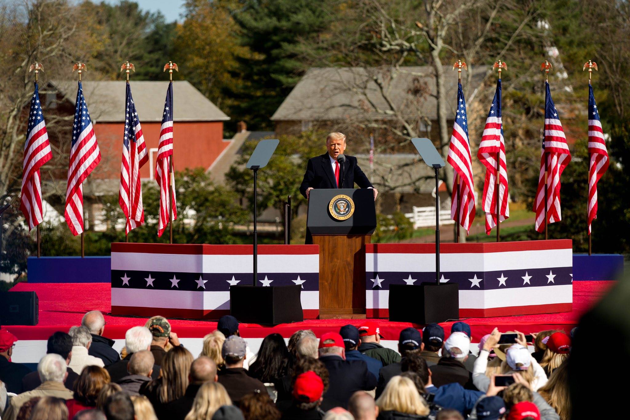 川普政府正式啟動政權移交，美國政局不確定性減少，激勵美股大漲。（翻攝自Donald J. Trump臉書）