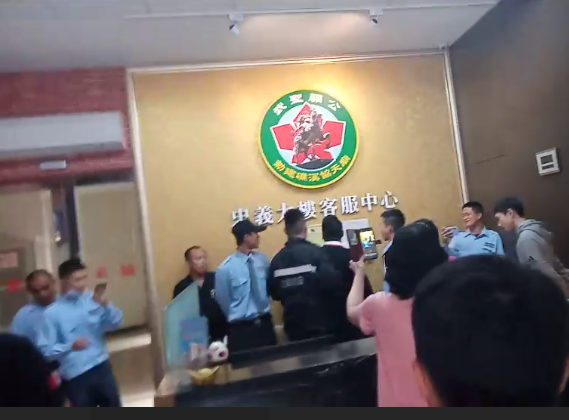 一名自稱合法主導廟務的男子，強制要求櫃檯人員進行交接，雙方爆發口角衝突。（讀者提供）