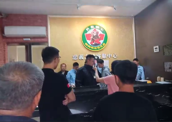 協天廟主委爭議愈演愈烈，今日上午出現大批黑衣人佔據香客大樓叫囂。（讀者提供）