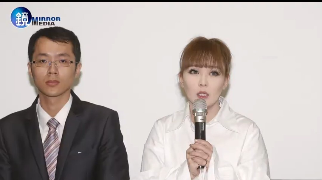 丁小芹(右)去年開記者會道歉,希望法院從輕量刑。