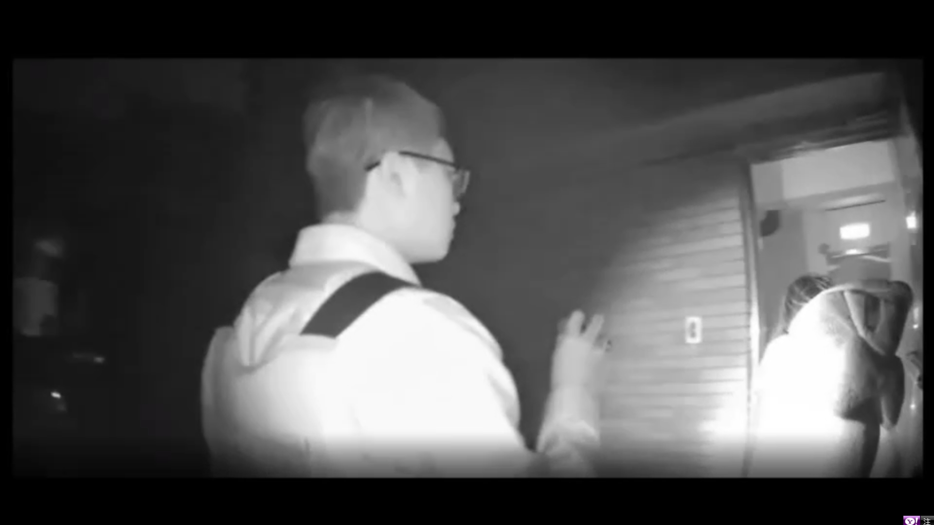 穿睡衣被關在天台的劉姓女子因為聲音細柔，讓民眾與警方誤以為是小孩被關在頂樓施暴。（警方提供）