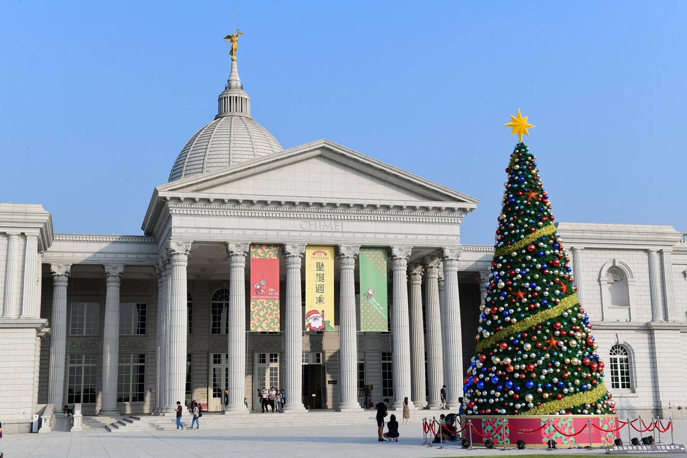13公尺高的「幸福耶誕樹」在歐風建築奇美博物館的映襯下，率先浪漫亮相。（奇美博物館提供）