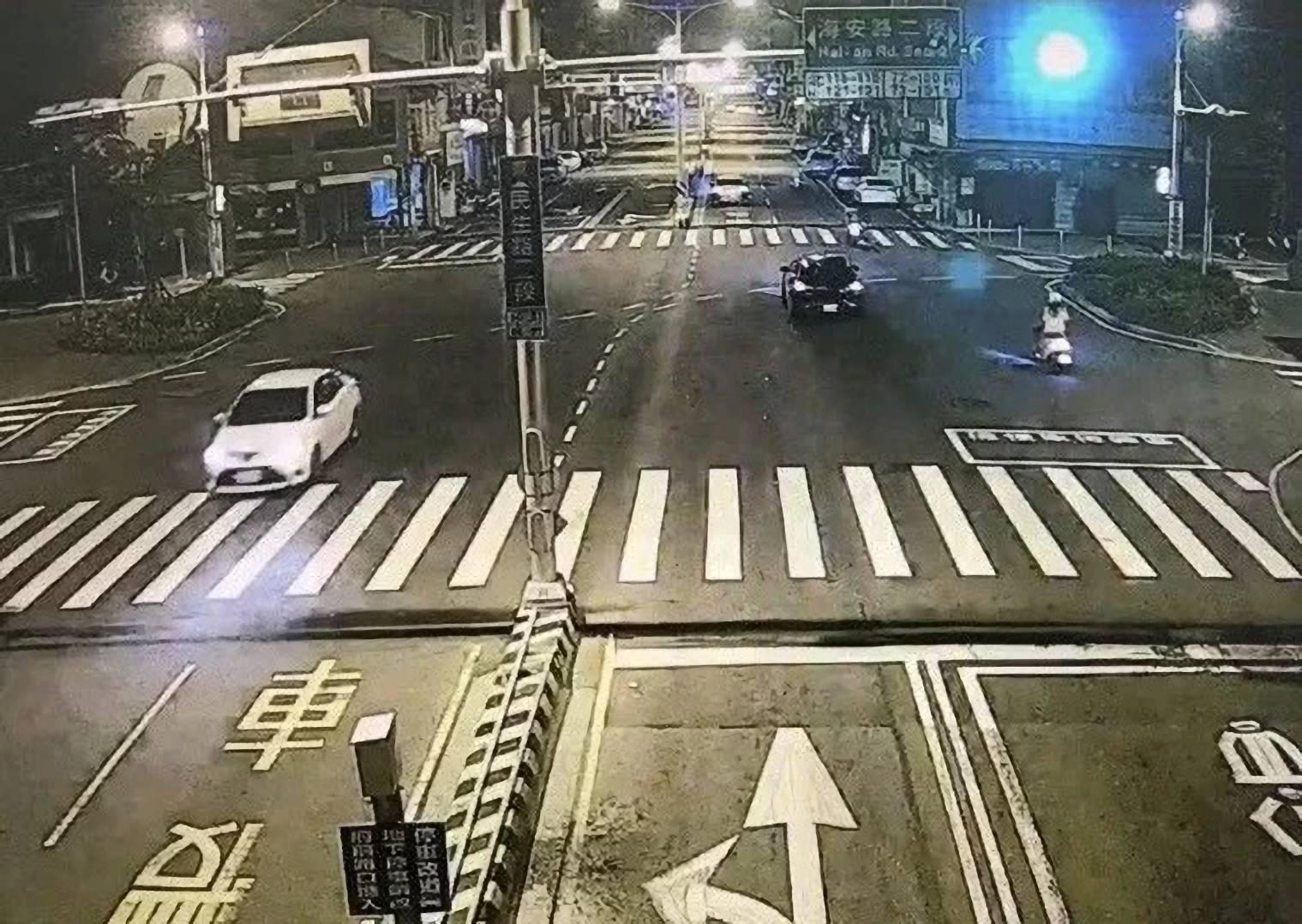 嫌犯當街砍人後共乘白色轎車逃逸。(翻攝畫面)