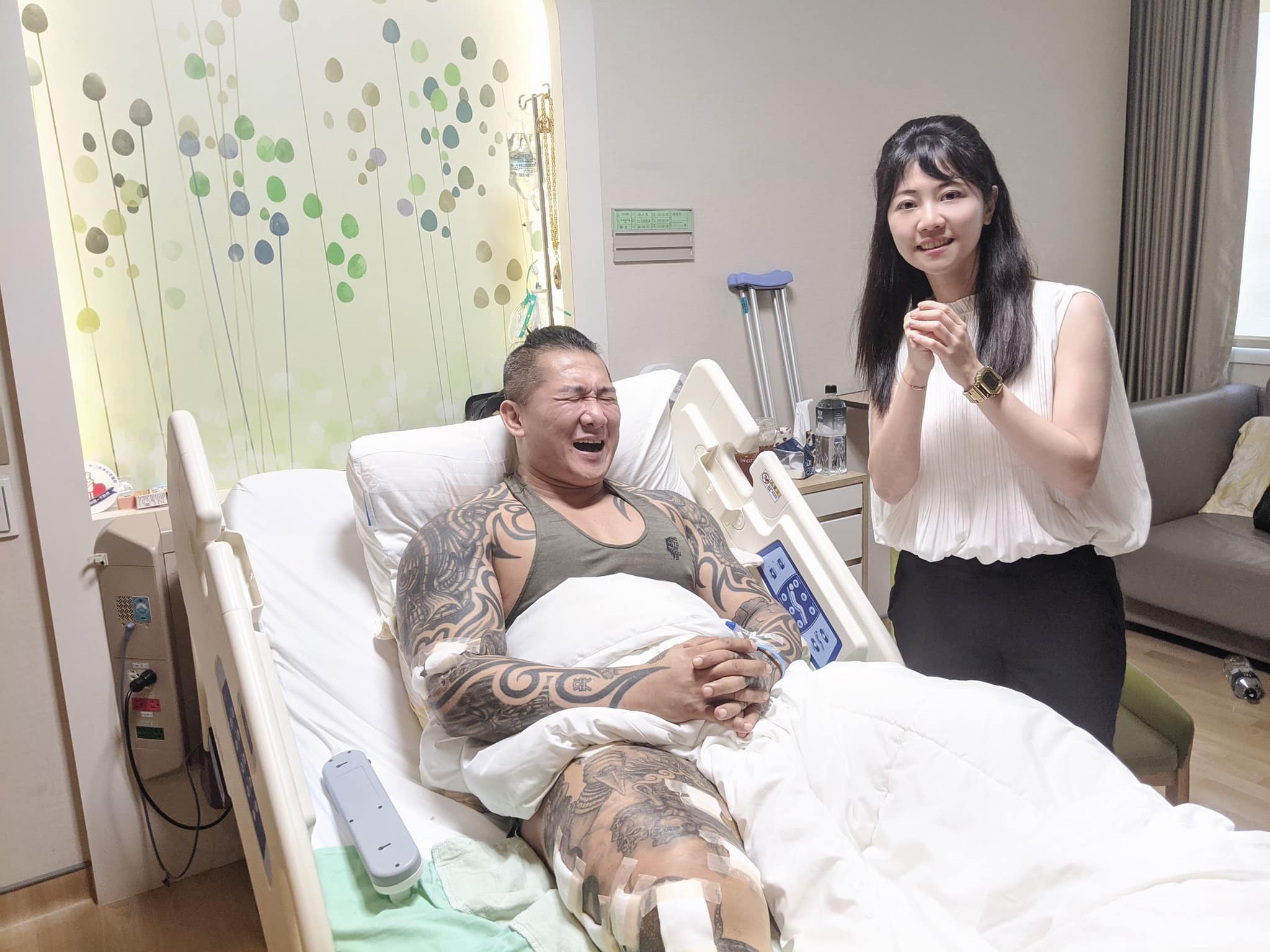 館長（左）在直播中力挺高嘉瑜（右）的房產爭議。（翻攝自高嘉瑜臉書）