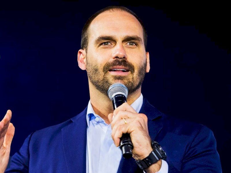 巴西總統波索納洛之子、巴西眾議員愛德華多（圖）日前發文抨擊華為是間諜工具。（翻攝自Eduardo Bolsonaro推特）