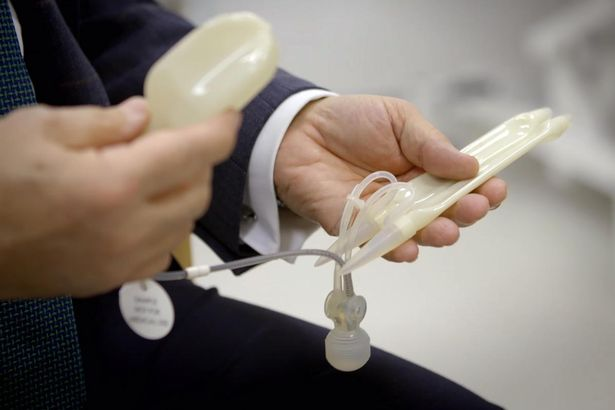 用來幫助斯坦普勃起的幫浦和管子。(翻攝自《Shopping For A New Penis》)