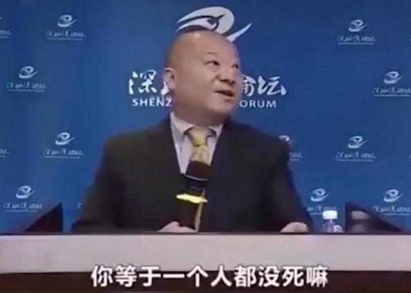 李毅以嘻笑的口吻說道「死4千人和美國死22萬人比，你等於一個人都沒死嘛！」（翻攝自微博）