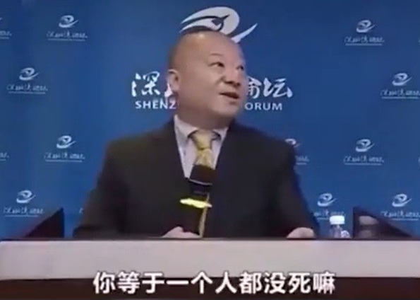 李毅以嘻笑的口吻說道「死4千人和美國死22萬人比，你等於一個人都沒死嘛！」（翻攝自微博）