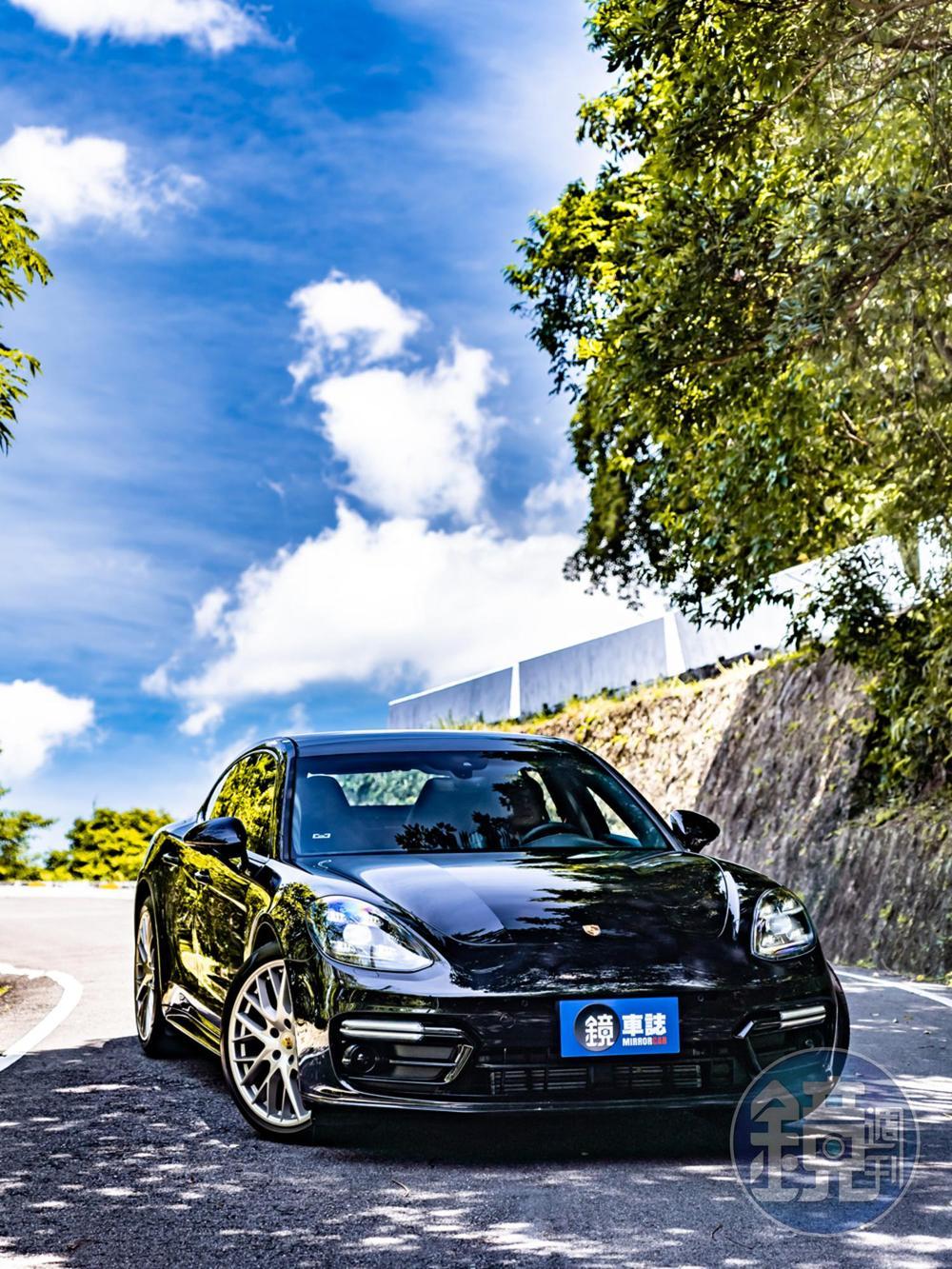 除了PORSCHE Panamera 10 Years Edition原本的特仕配備外，試駕車另有選配部分配件，如Sport Design外觀套件、高亮澤黑色窗框等，可說是畫龍點睛。
