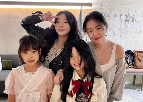 小S二女兒過生日，一家人開心慶生。（翻攝自Lily IG）