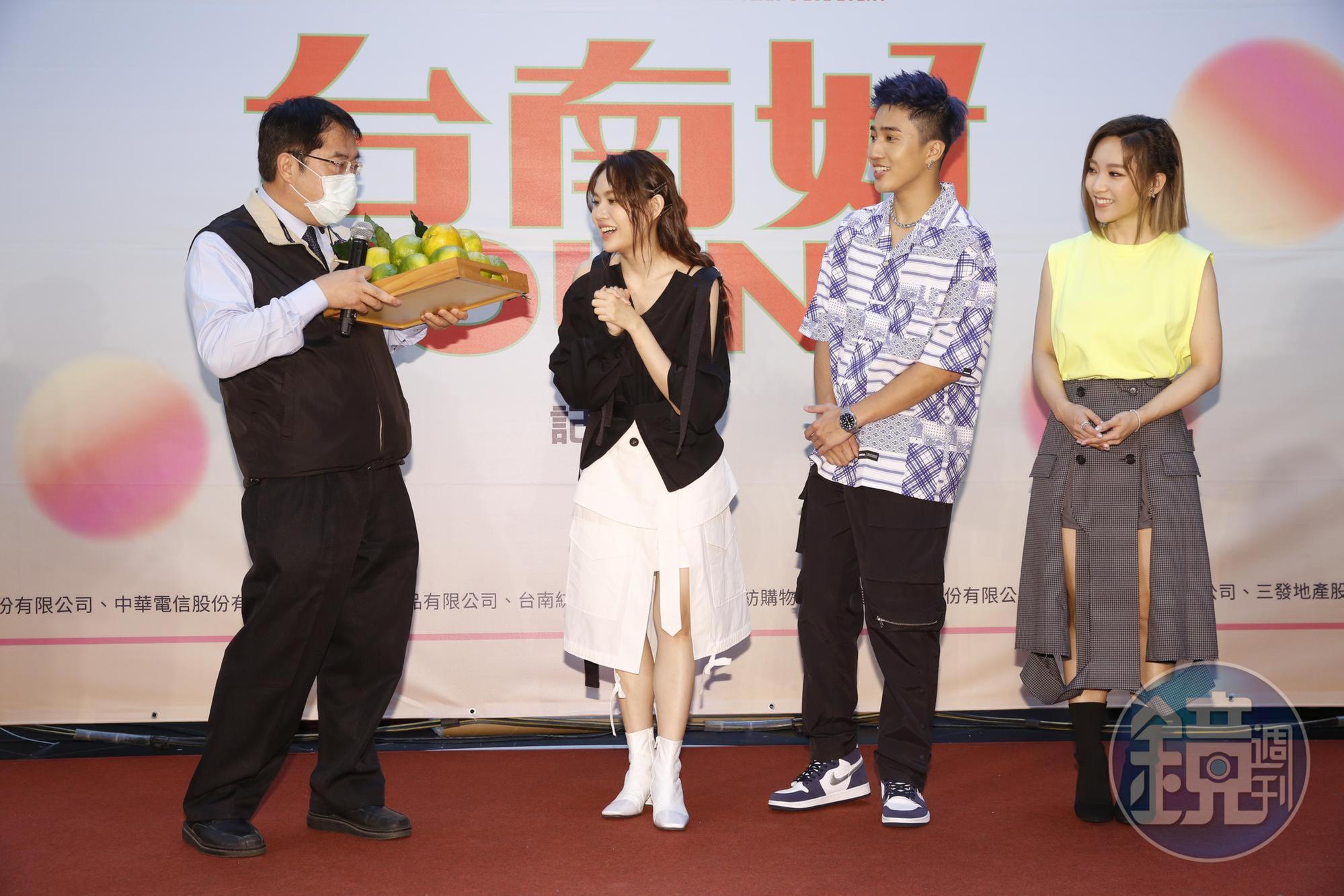 婁峻碩（右二）出席「台南好YOUNG」記者會，與台南市長黃偉哲（左起）、文慧如及閻奕格一起推銷小吃及農產。