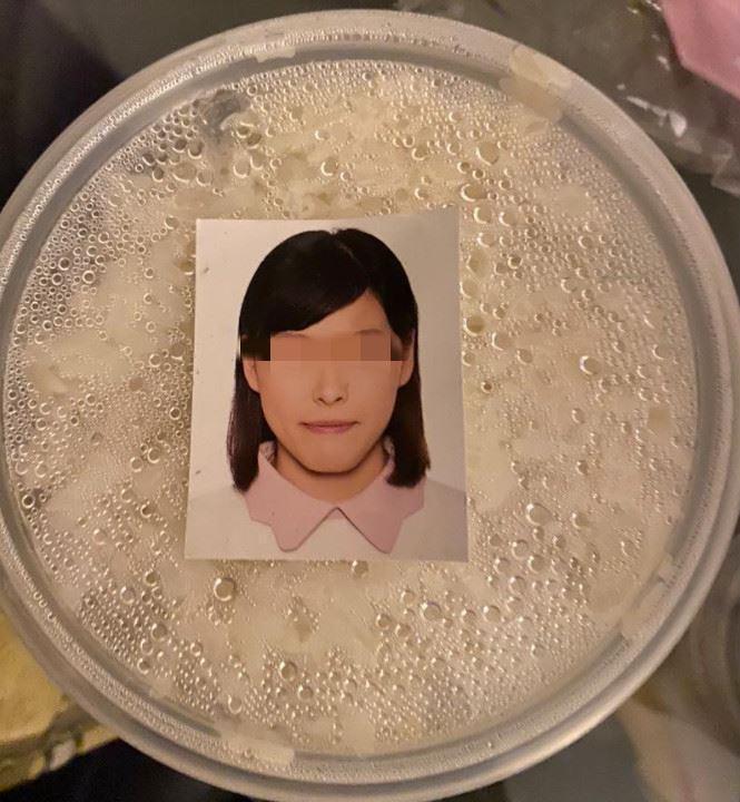一名網友深夜叫外送，結果多一張大頭貼。（翻攝自Expat Hong Kong臉書）