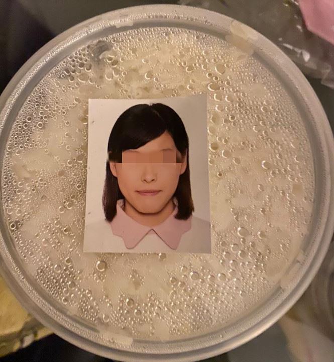 一名網友深夜叫外送，結果多一張大頭貼。（翻攝自Expat Hong Kong臉書）