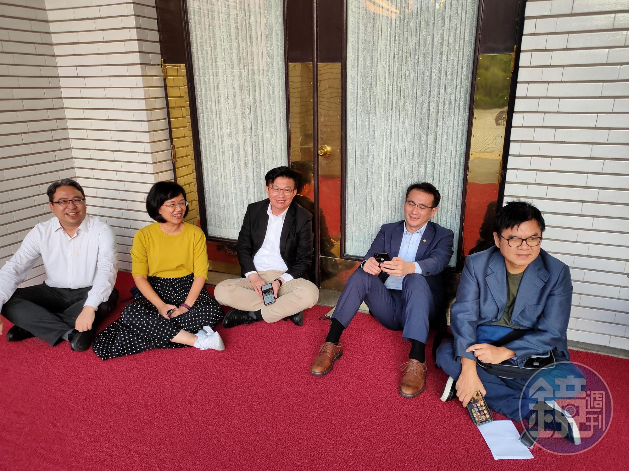 民進黨立委黃世杰(左起)、蘇巧慧、郭國文、鄭運鵬、莊瑞雄已在立院議場前排班。