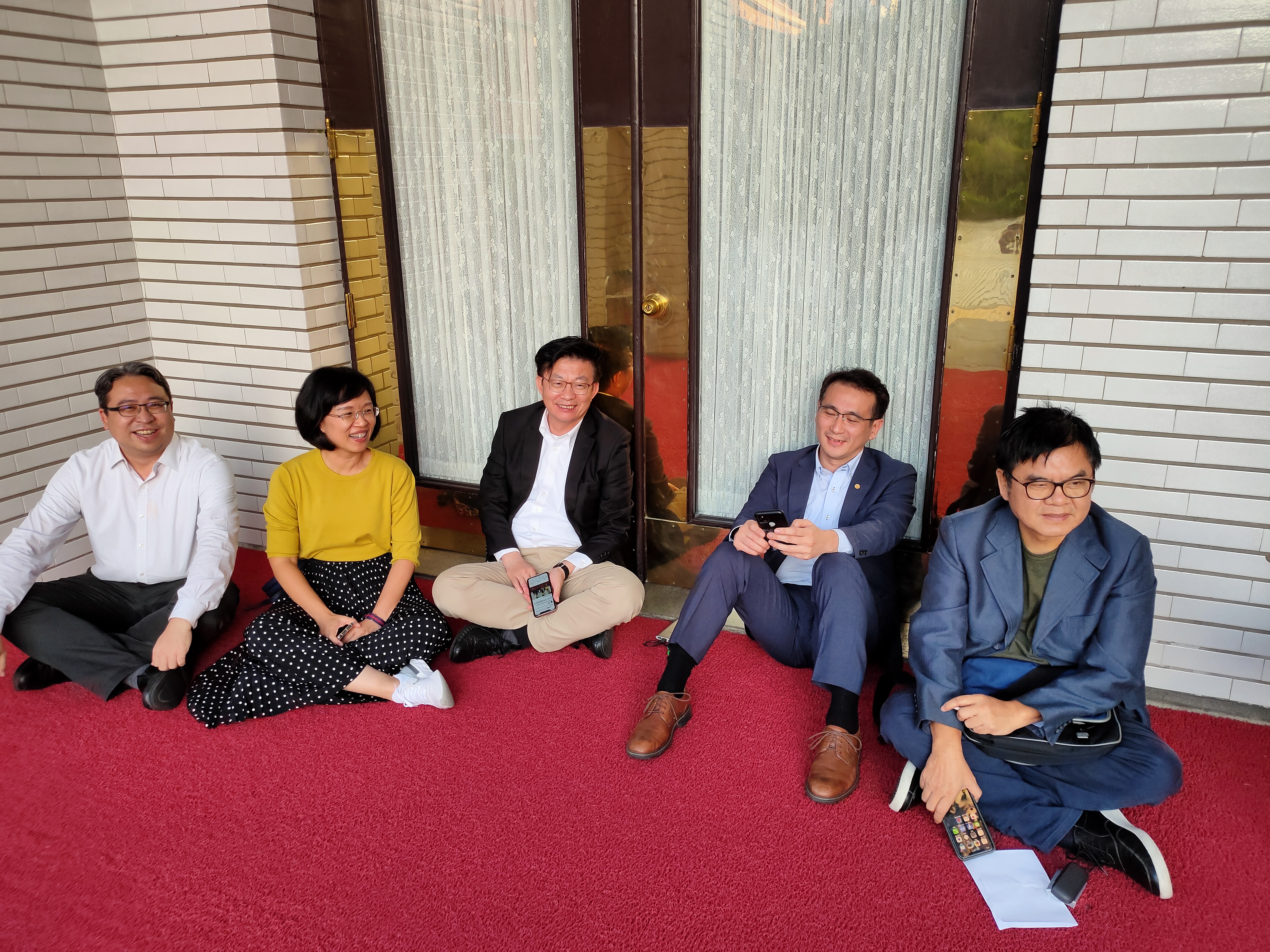 民進黨立委黃世杰（左起）、蘇巧慧、郭國文、鄭運鵬、莊瑞雄已在立院議場前排班。