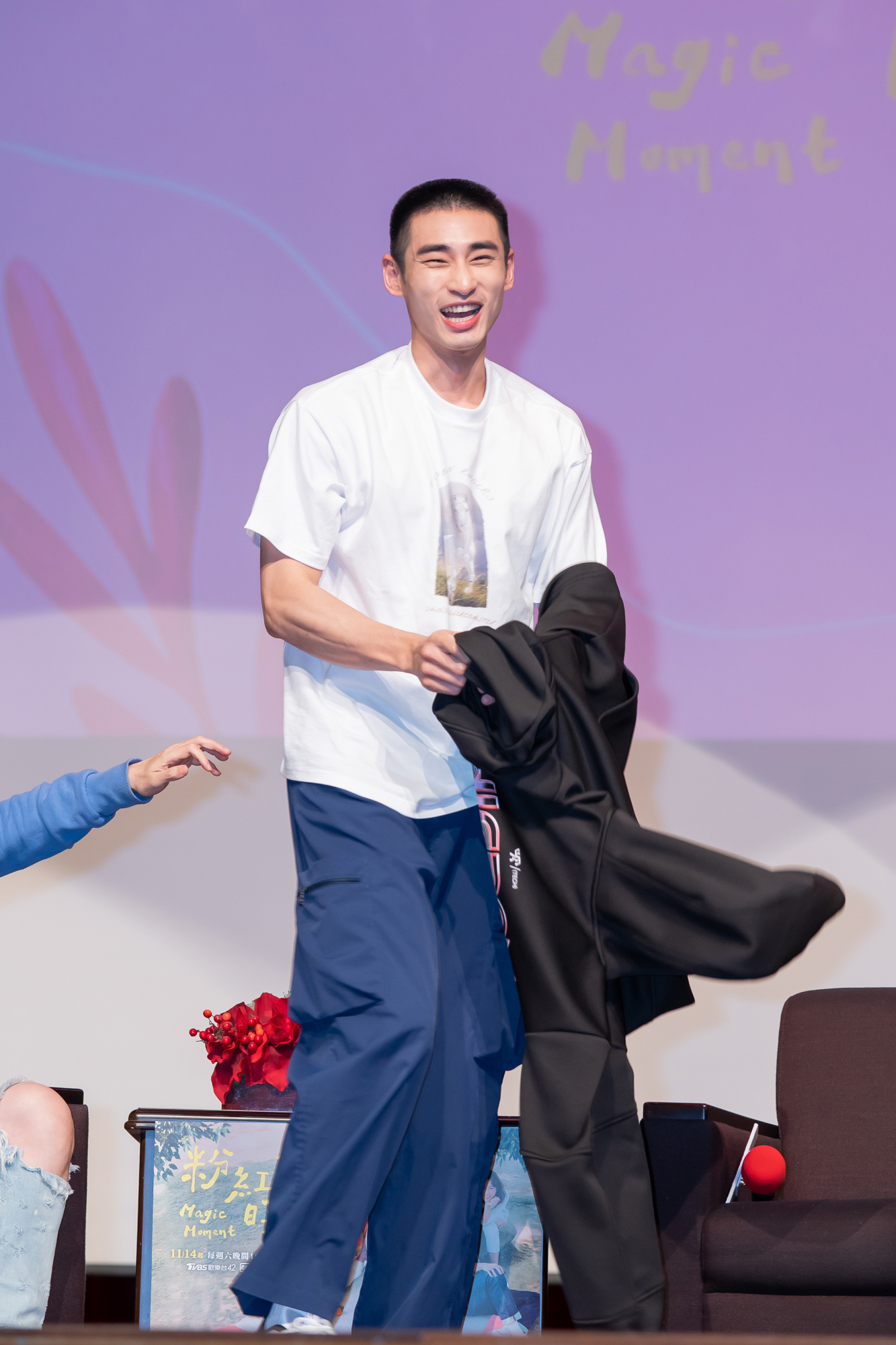 章廣辰假裝脫衣犒賞粉絲。(TVBS提供)