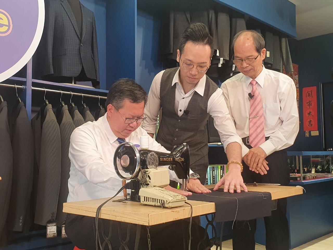 「月月抽直播」第二場活動,市長鄭文燦來到博愛商圈進行西服職人挑戰。
