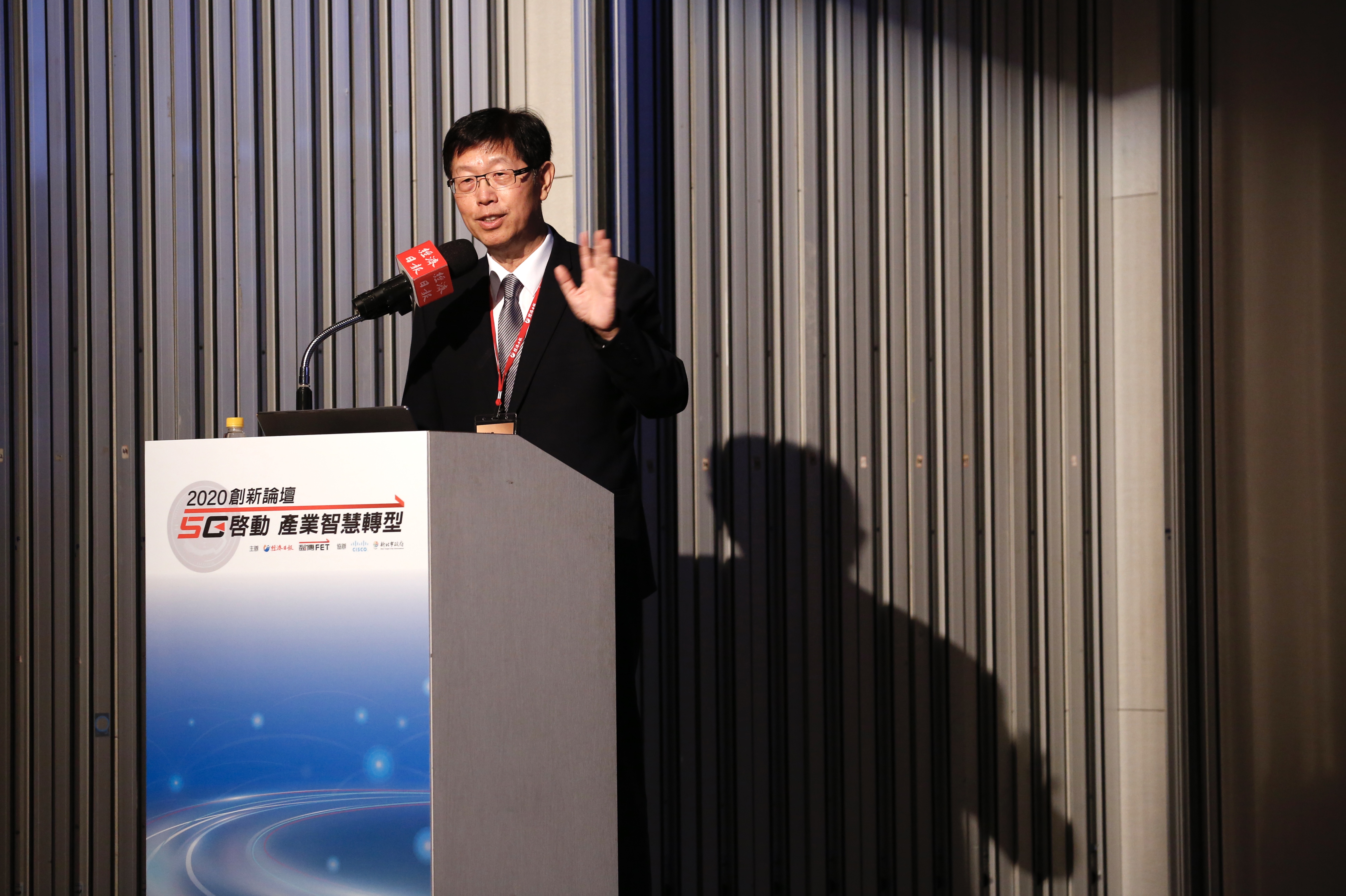 鴻海董事長劉揚偉替股東抱不平，認為鴻海股價被低估了。