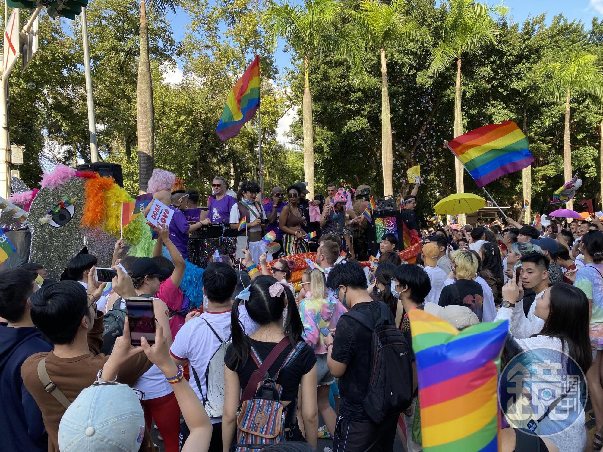 目前台灣的同婚專法尚未完全保障到跨國同婚的部分,目前司法院已在進行修法。圖為今年同志大遊行,許多外籍人士一同參加狂歡。